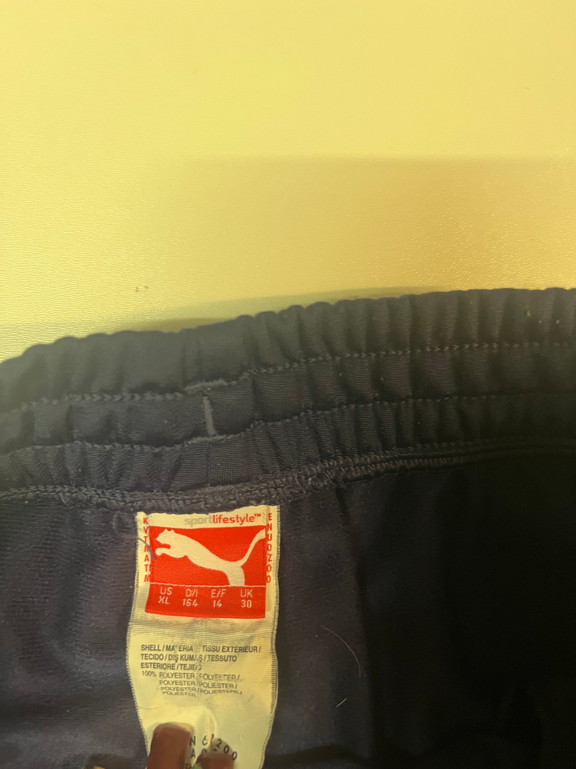 Entdecke unsere Vintage Track Pants von Nike und anderen Marken, erhältlich bei Valuxery.de - Dein Shop für trendige Vintage - Kleidung. Unsere Track Pants sind aus hochwertigen Materialien und