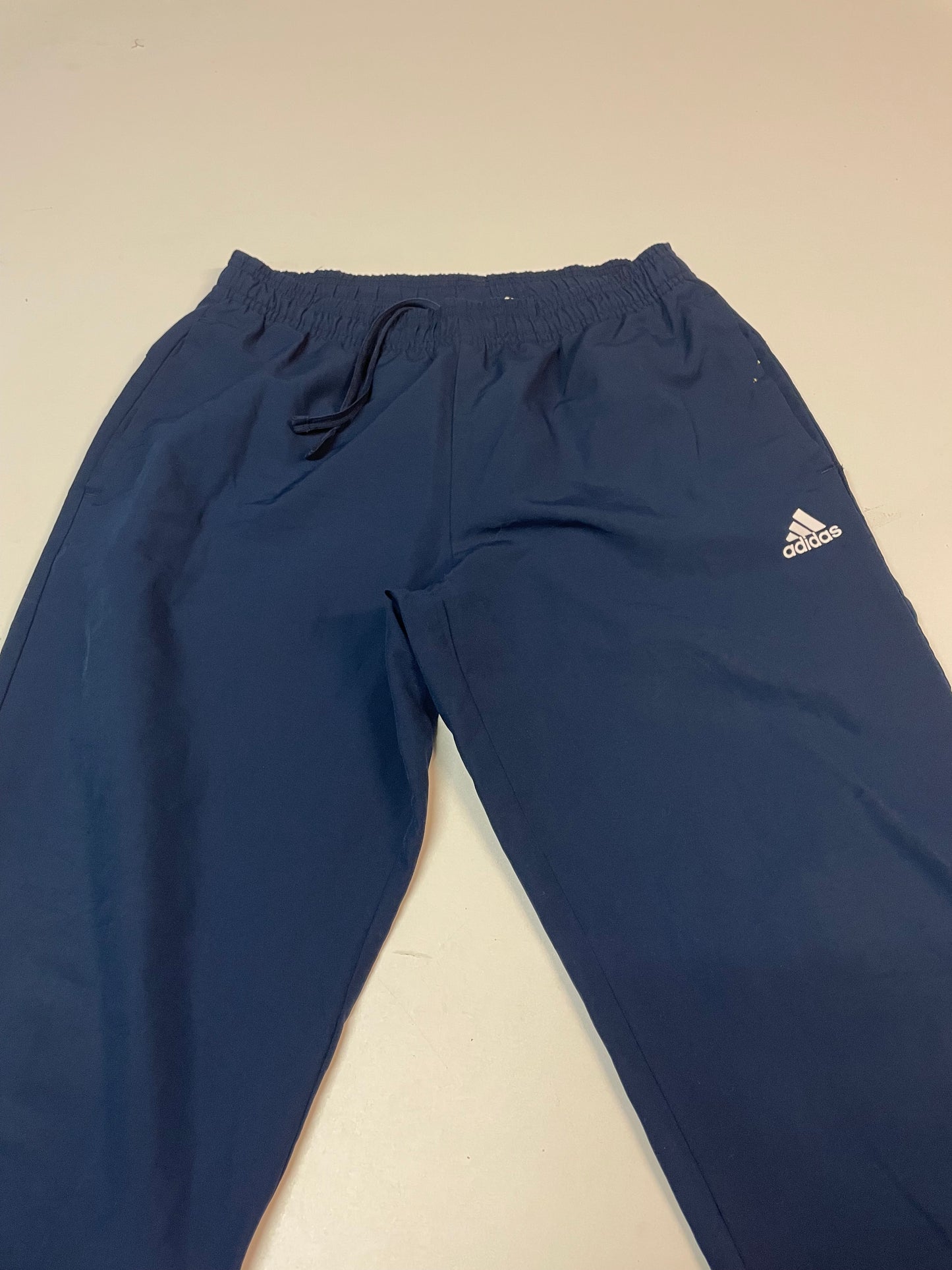 Entdecke unsere Vintage Track Pants von Nike und anderen Marken, erhältlich bei Valuxery.de - Dein Shop für trendige Vintage - Kleidung. Unsere Track Pants sind aus hochwertigen Materialien und