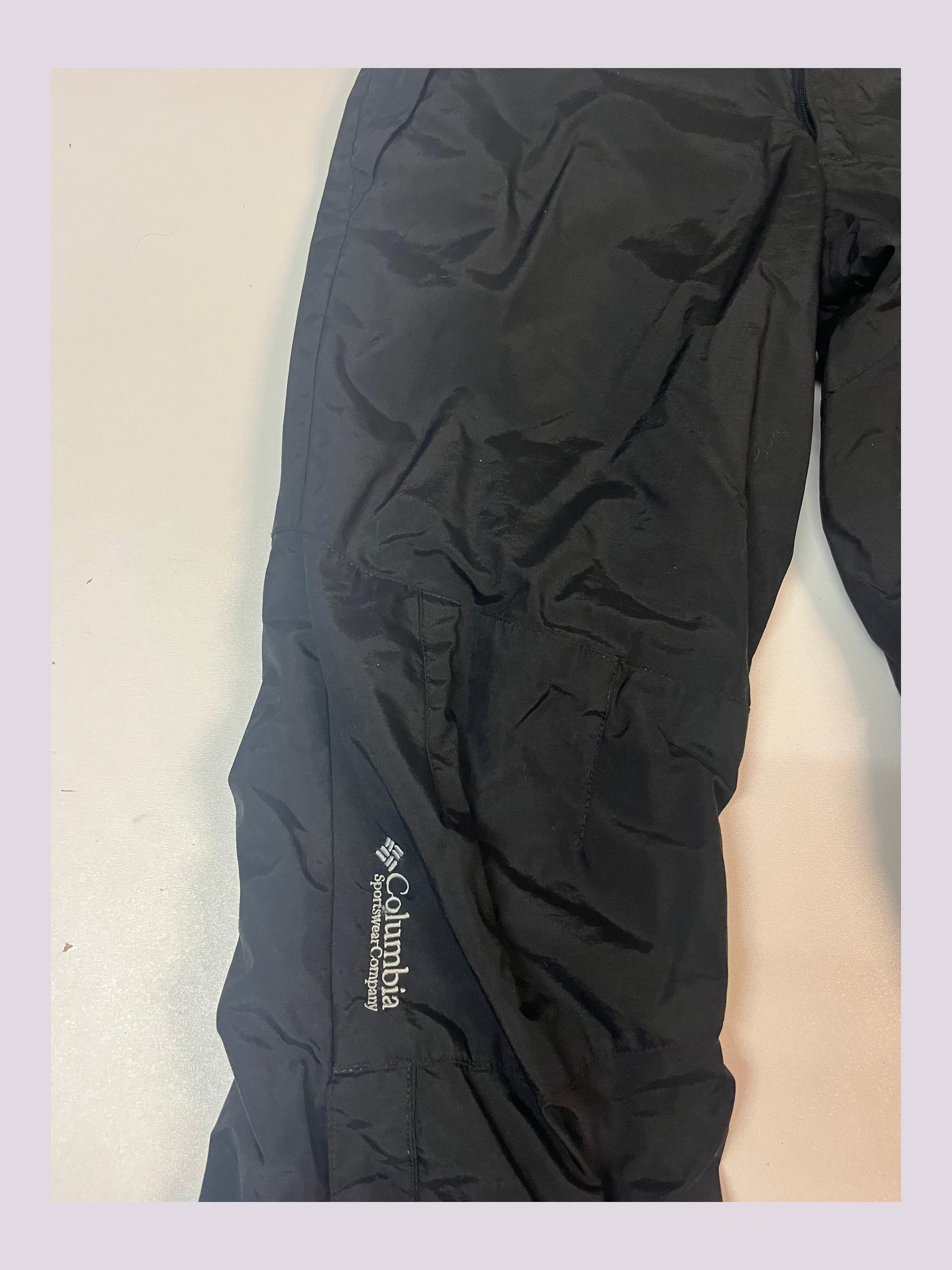 Entdecke unsere Vintage Track Pants von Nike und anderen Marken, erhältlich bei Valuxery.de - Dein Shop für trendige Vintage - Kleidung. Unsere Track Pants sind aus hochwertigen Materialien und