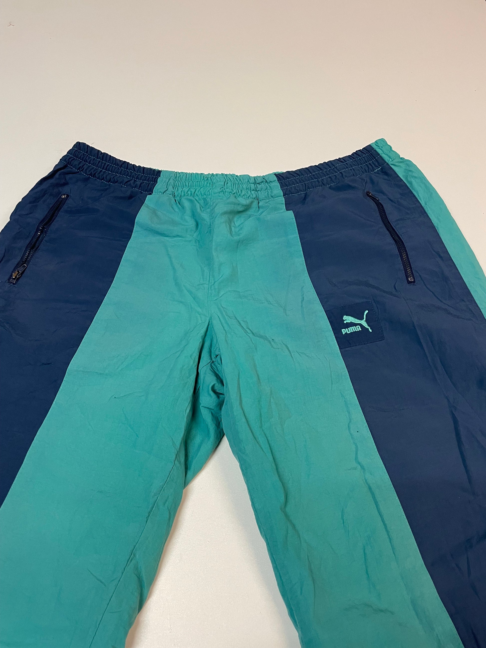 Entdecke unsere Vintage Track Pants von Nike und anderen Marken, erhältlich bei Valuxery.de - Dein Shop für trendige Vintage - Kleidung. Unsere Track Pants sind aus hochwertigen Materialien und