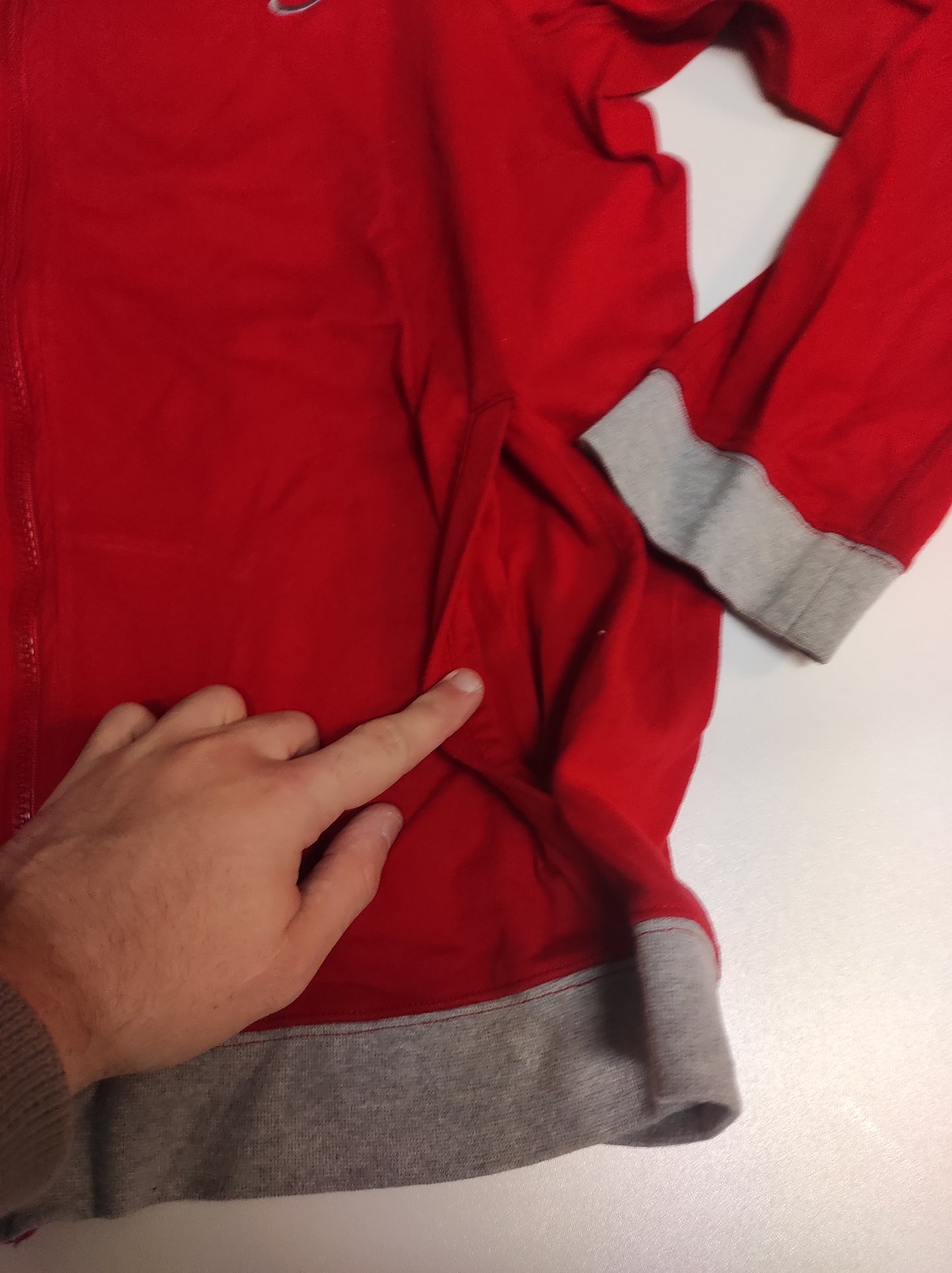 Entdecke unsere Vintage Track Pants von Nike und anderen Marken, erhältlich bei Valuxery.de - Dein Shop für trendige Vintage - Kleidung. Unsere Track Pants sind aus hochwertigen Materialien und