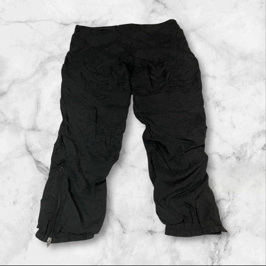Entdecke unsere Vintage Track Pants von Nike und anderen Marken, erhältlich bei Valuxery.de - Dein Shop für trendige Vintage - Kleidung. Unsere Track Pants sind aus hochwertigen Materialien und