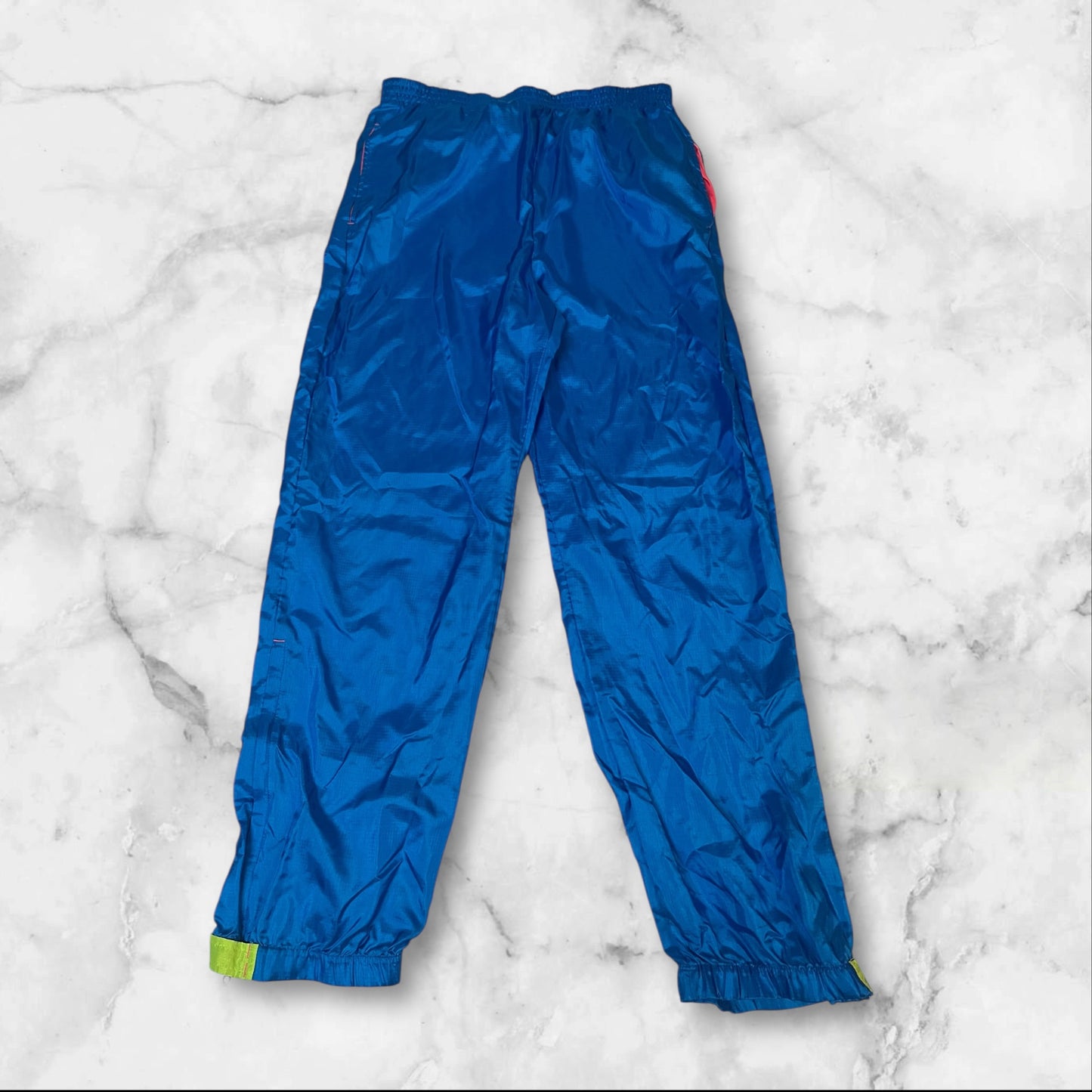 Entdecke unsere Vintage Track Pants von Nike und anderen Marken, erhältlich bei Valuxery.de - Dein Shop für trendige Vintage - Kleidung. Unsere Track Pants sind aus hochwertigen Materialien und