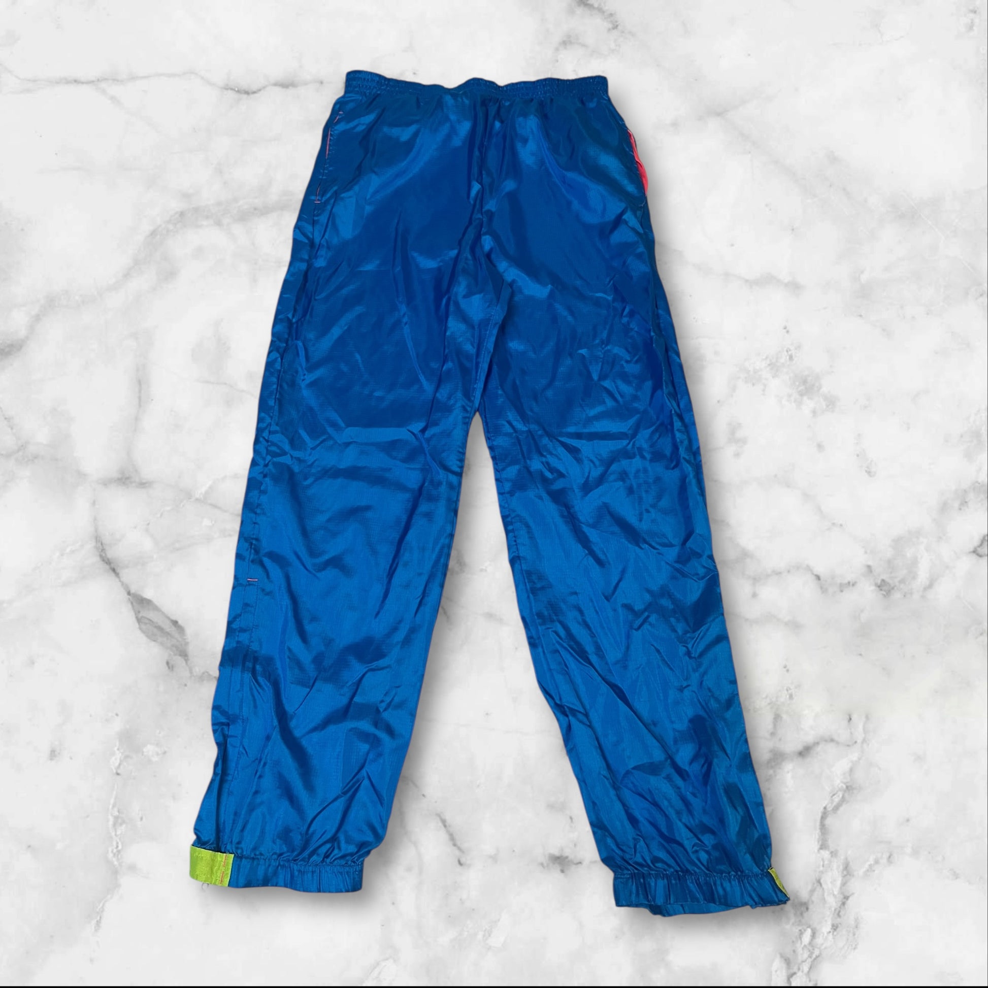 Entdecke unsere Vintage Track Pants von Nike und anderen Marken, erhältlich bei Valuxery.de - Dein Shop für trendige Vintage - Kleidung. Unsere Track Pants sind aus hochwertigen Materialien und
