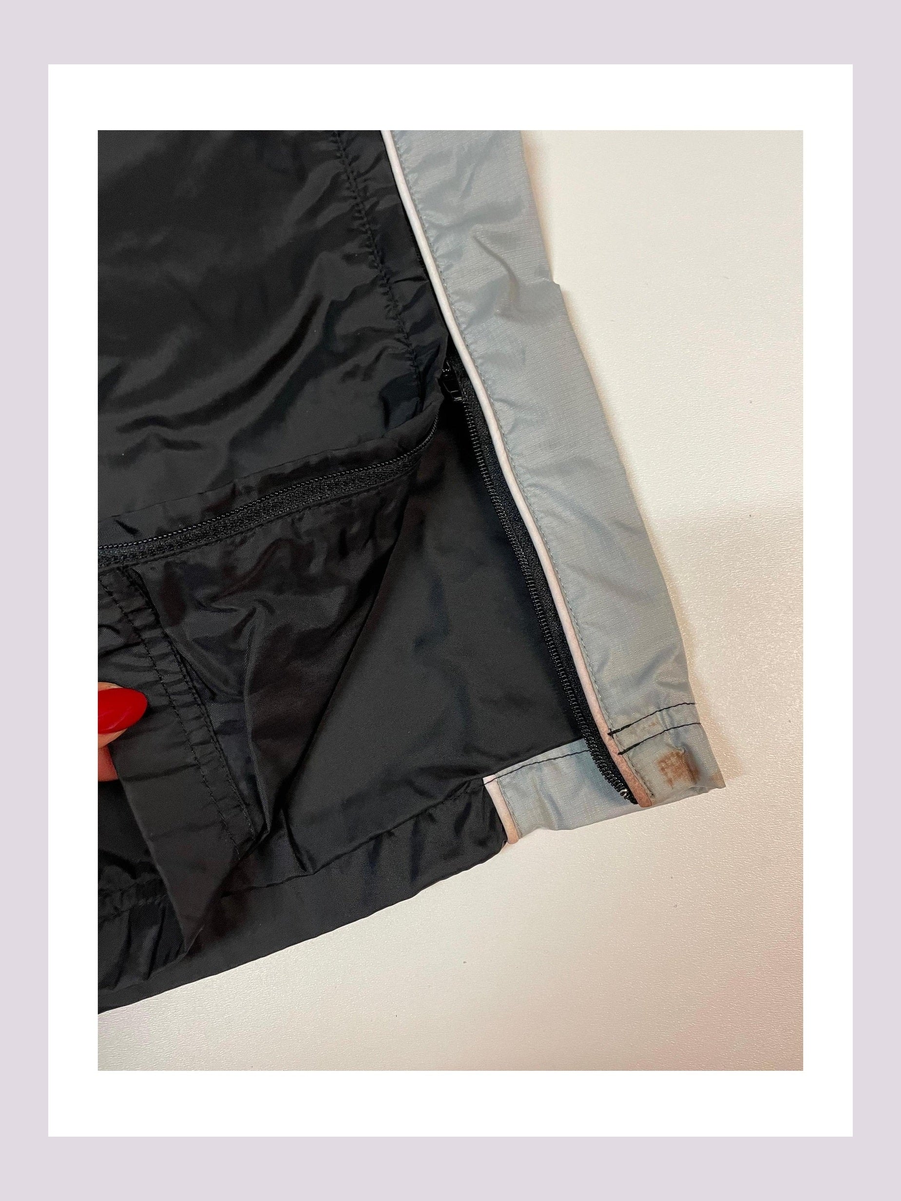 Entdecke unsere Vintage Track Pants von Nike und anderen Marken, erhältlich bei Valuxery.de - Dein Shop für trendige Vintage - Kleidung. Unsere Track Pants sind aus hochwertigen Materialien und