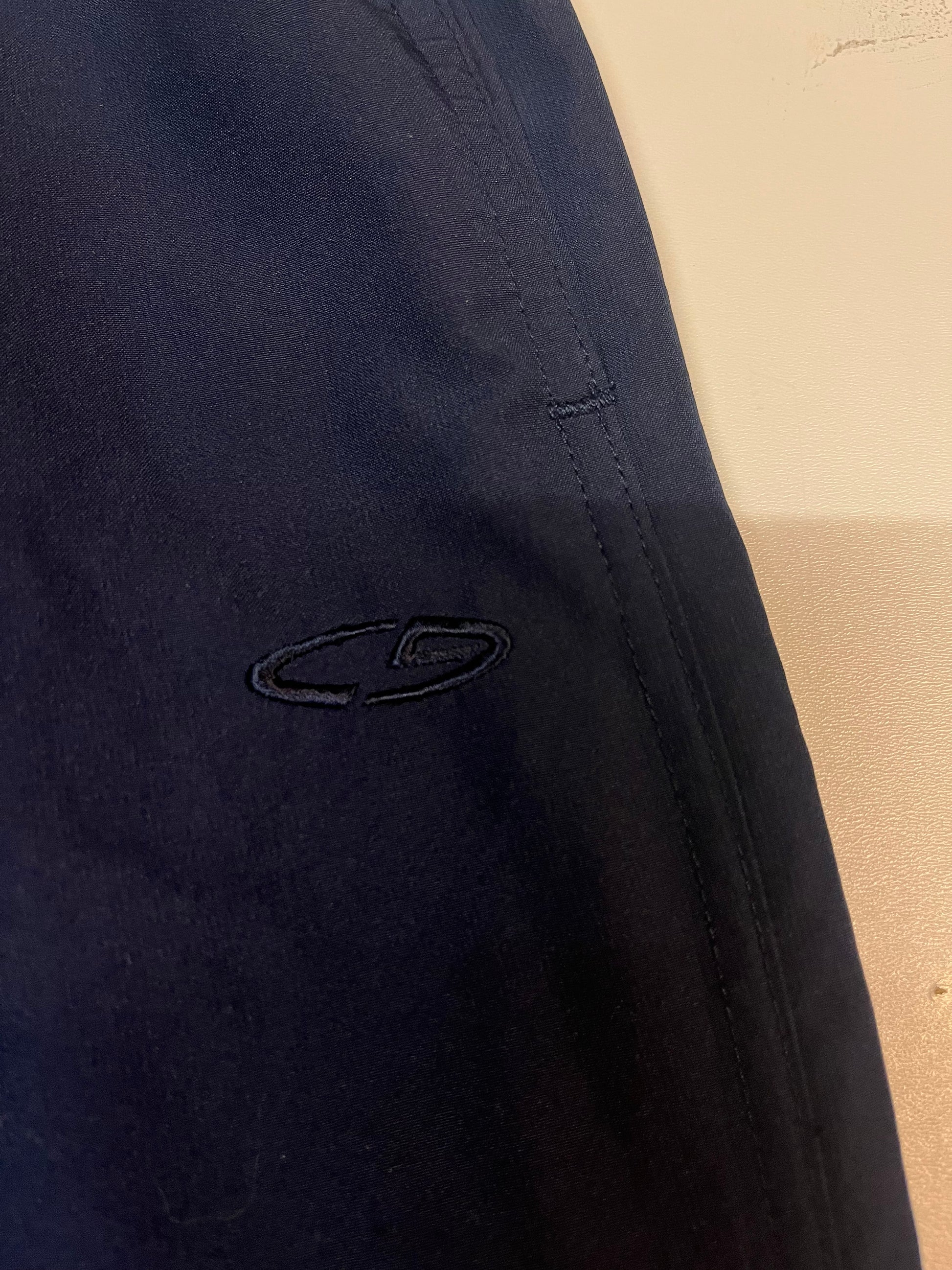 Entdecke unsere Vintage Track Pants von Nike und anderen Marken, erhältlich bei Valuxery.de - Dein Shop für trendige Vintage - Kleidung. Unsere Track Pants sind aus hochwertigen Materialien und