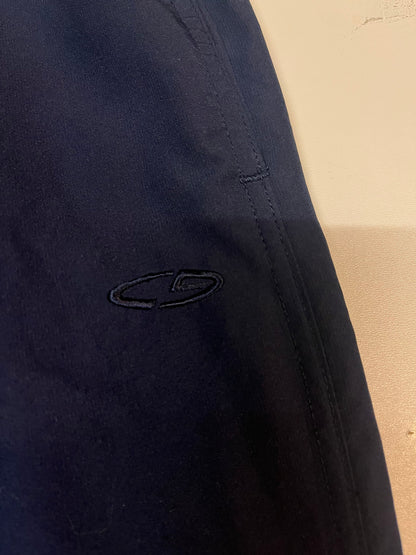 Entdecke unsere Vintage Track Pants von Nike und anderen Marken, erhältlich bei Valuxery.de - Dein Shop für trendige Vintage - Kleidung. Unsere Track Pants sind aus hochwertigen Materialien und
