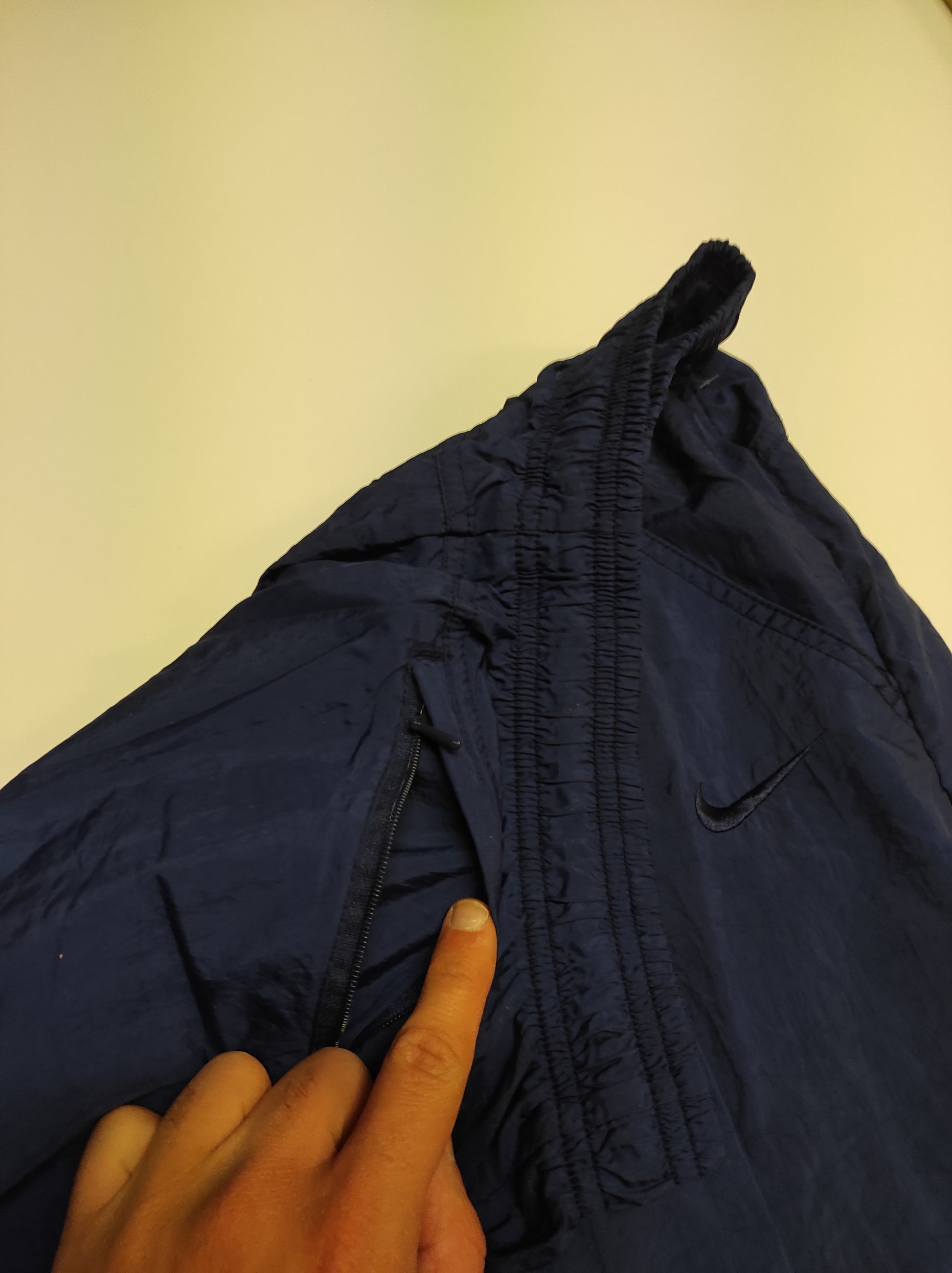 Entdecke unsere Vintage Track Pants von Nike und anderen Marken, erhältlich bei Valuxery.de - Dein Shop für trendige Vintage - Kleidung. Unsere Track Pants sind aus hochwertigen Materialien und