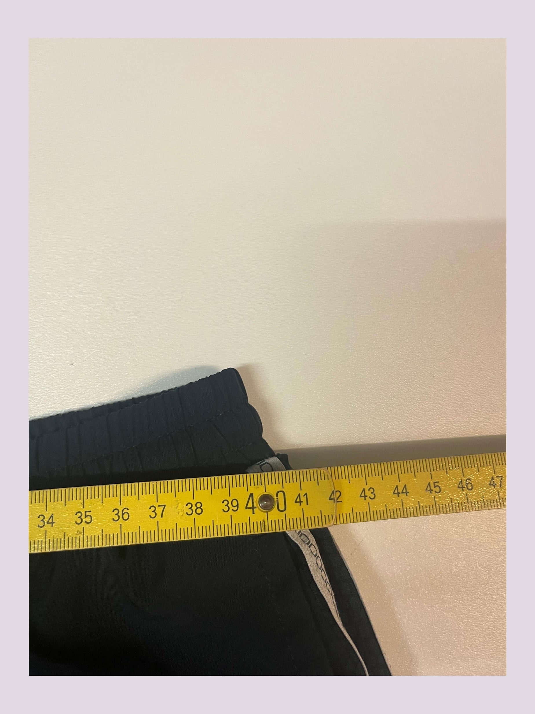 Entdecke unsere Vintage Track Pants von Nike und anderen Marken, erhältlich bei Valuxery.de - Dein Shop für trendige Vintage - Kleidung. Unsere Track Pants sind aus hochwertigen Materialien und