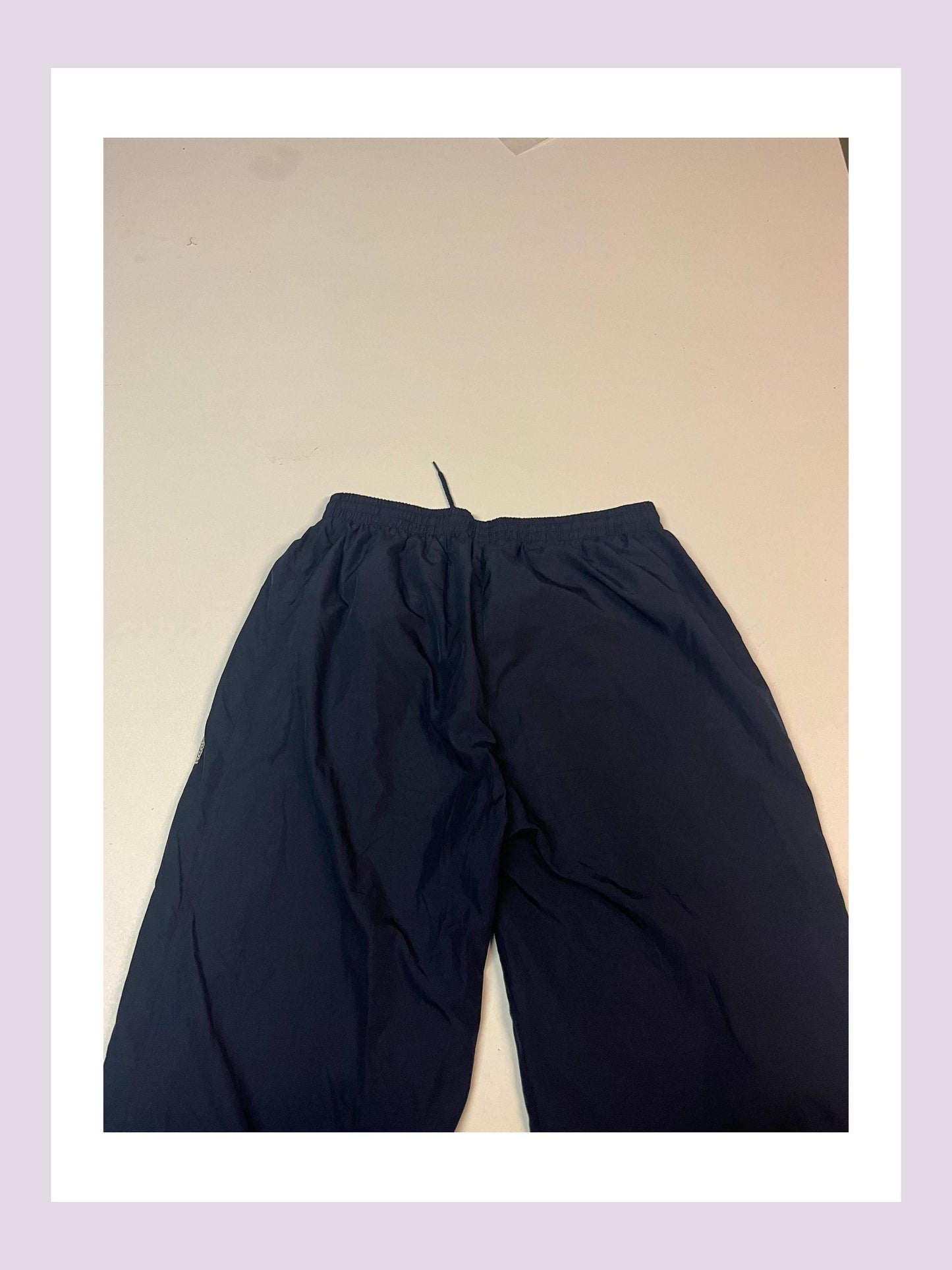 Entdecke unsere Vintage Track Pants von Nike und anderen Marken, erhältlich bei Valuxery.de - Dein Shop für trendige Vintage - Kleidung. Unsere Track Pants sind aus hochwertigen Materialien und