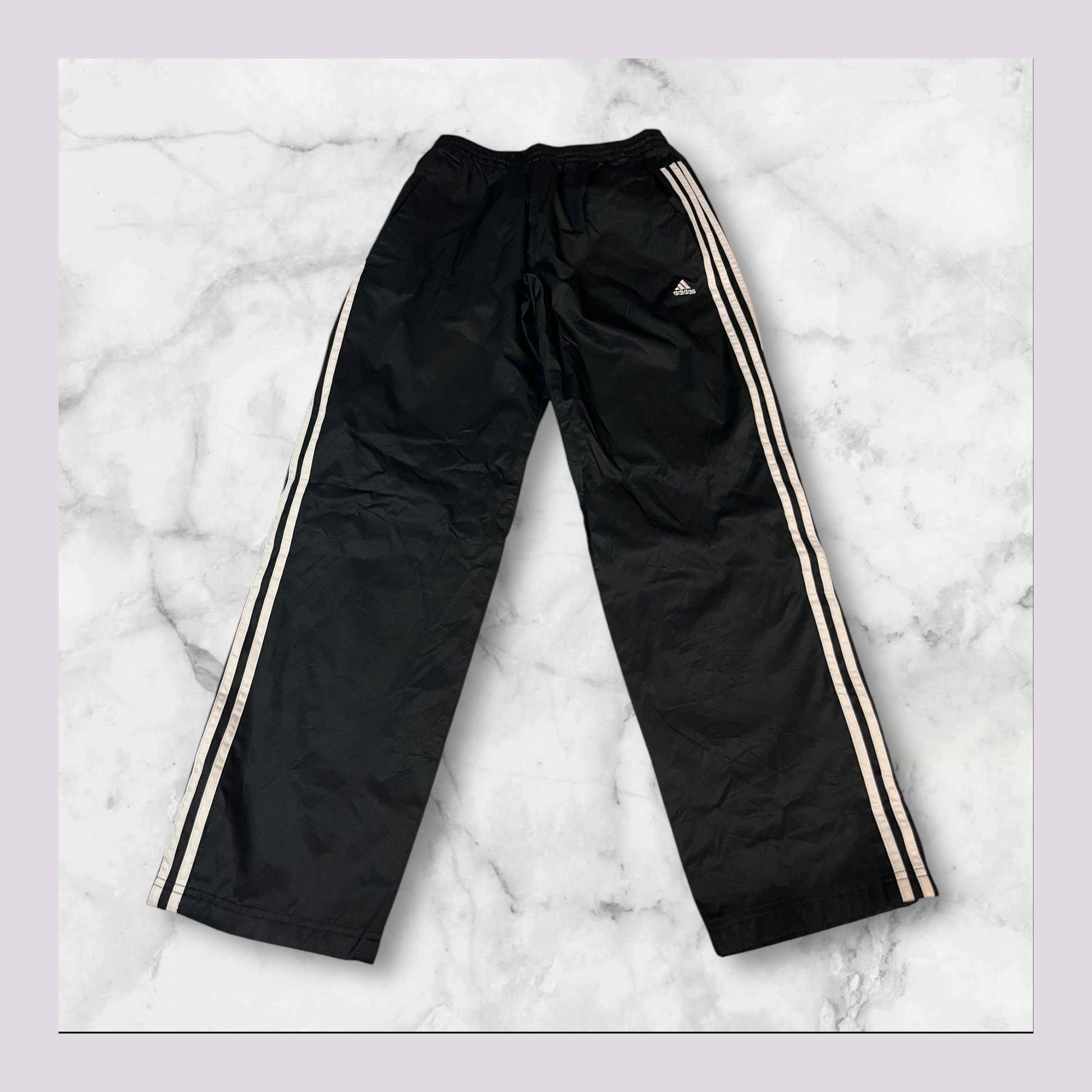 Entdecke unsere Vintage Track Pants von Nike und anderen Marken, erhältlich bei Valuxery.de - Dein Shop für trendige Vintage - Kleidung. Unsere Track Pants sind aus hochwertigen Materialien und