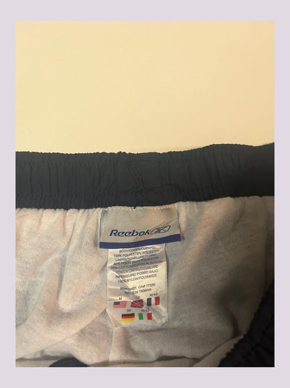 Entdecke unsere Vintage Track Pants von Nike und anderen Marken, erhältlich bei Valuxery.de - Dein Shop für trendige Vintage - Kleidung. Unsere Track Pants sind aus hochwertigen Materialien und