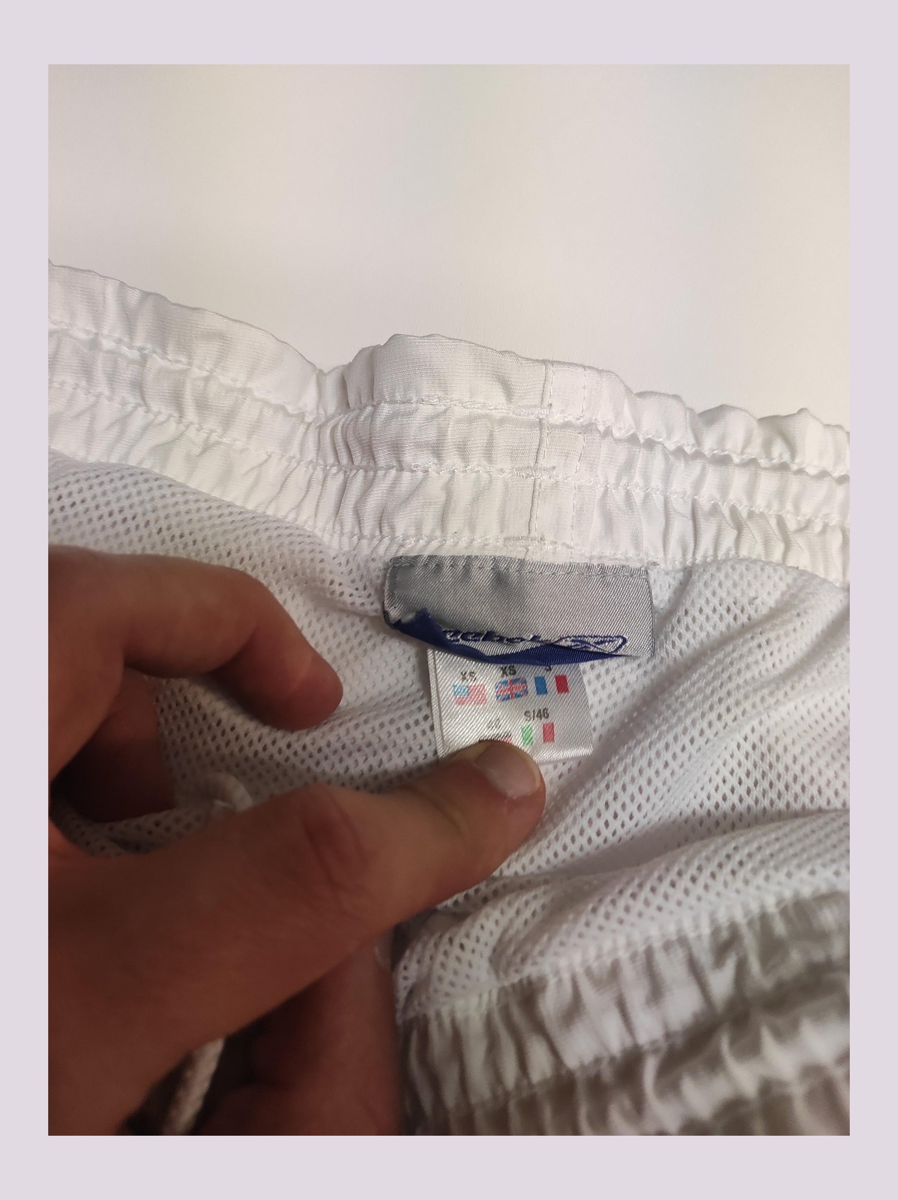 Entdecke unsere Vintage Track Pants von Nike und anderen Marken, erhältlich bei Valuxery.de - Dein Shop für trendige Vintage - Kleidung. Unsere Track Pants sind aus hochwertigen Materialien und