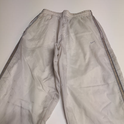 Entdecke unsere Vintage Track Pants von Nike und anderen Marken, erhältlich bei Valuxery.de - Dein Shop für trendige Vintage - Kleidung. Unsere Track Pants sind aus hochwertigen Materialien und