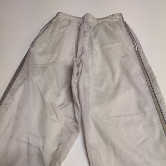 Entdecke unsere Vintage Track Pants von Nike und anderen Marken, erhältlich bei Valuxery.de - Dein Shop für trendige Vintage - Kleidung. Unsere Track Pants sind aus hochwertigen Materialien und