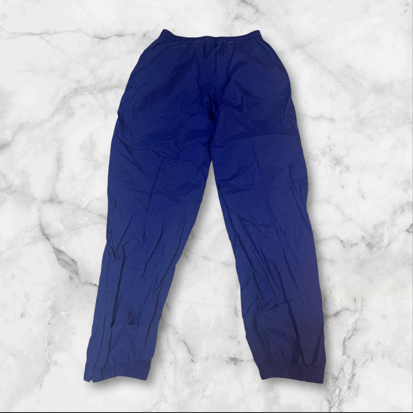 Entdecke unsere Vintage Track Pants von Nike und anderen Marken, erhältlich bei Valuxery.de - Dein Shop für trendige Vintage - Kleidung. Unsere Track Pants sind aus hochwertigen Materialien und