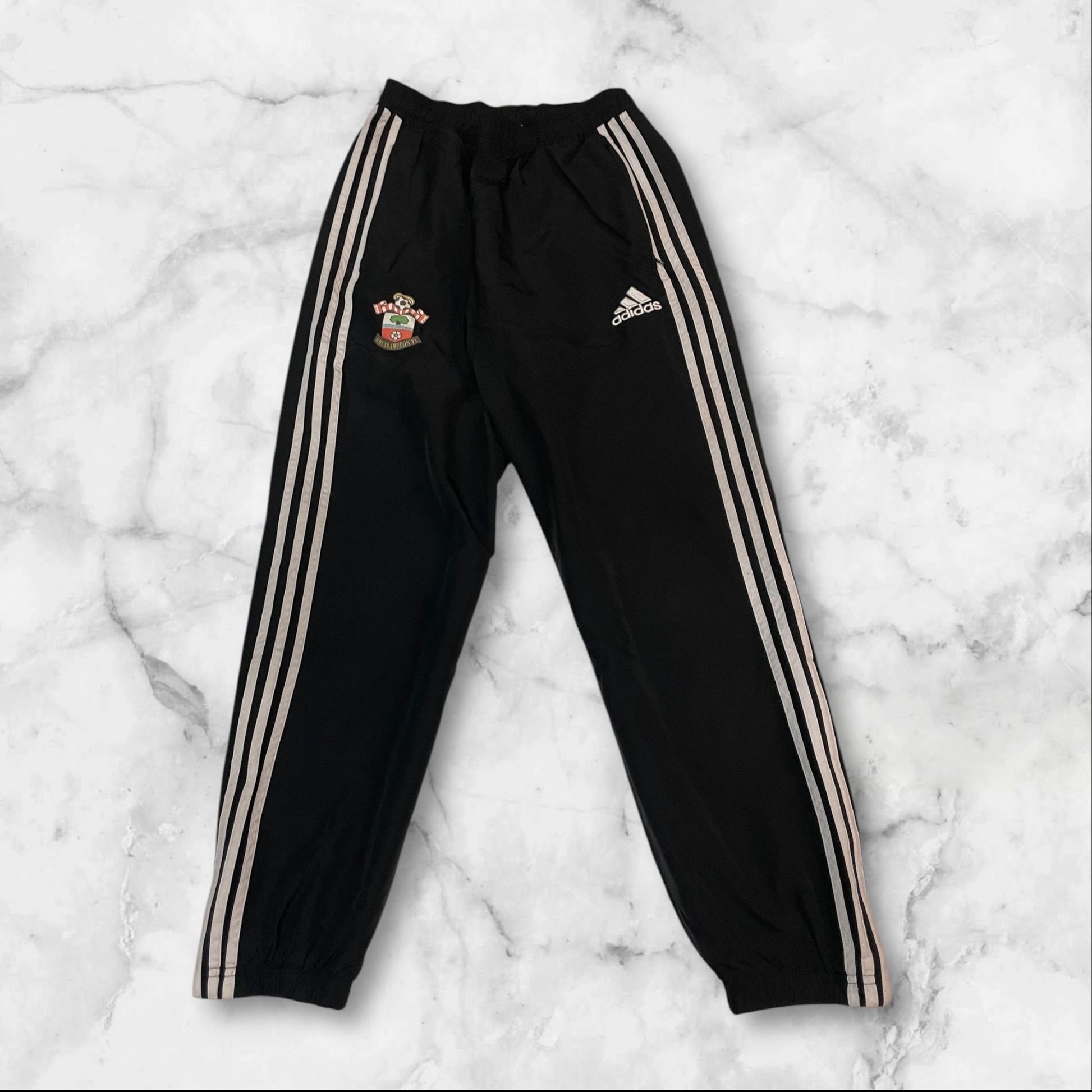 Entdecke unsere Vintage Track Pants von Nike und anderen Marken, erhältlich bei Valuxery.de - Dein Shop für trendige Vintage - Kleidung. Unsere Track Pants sind aus hochwertigen Materialien und