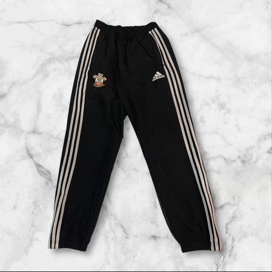 Entdecke unsere Vintage Track Pants von Nike und anderen Marken, erhältlich bei Valuxery.de - Dein Shop für trendige Vintage - Kleidung. Unsere Track Pants sind aus hochwertigen Materialien und
