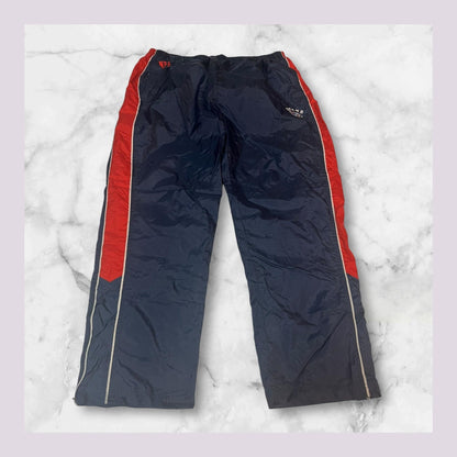 Entdecke unsere Vintage Track Pants von Nike und anderen Marken, erhältlich bei Valuxery.de - Dein Shop für trendige Vintage - Kleidung. Unsere Track Pants sind aus hochwertigen Materialien und