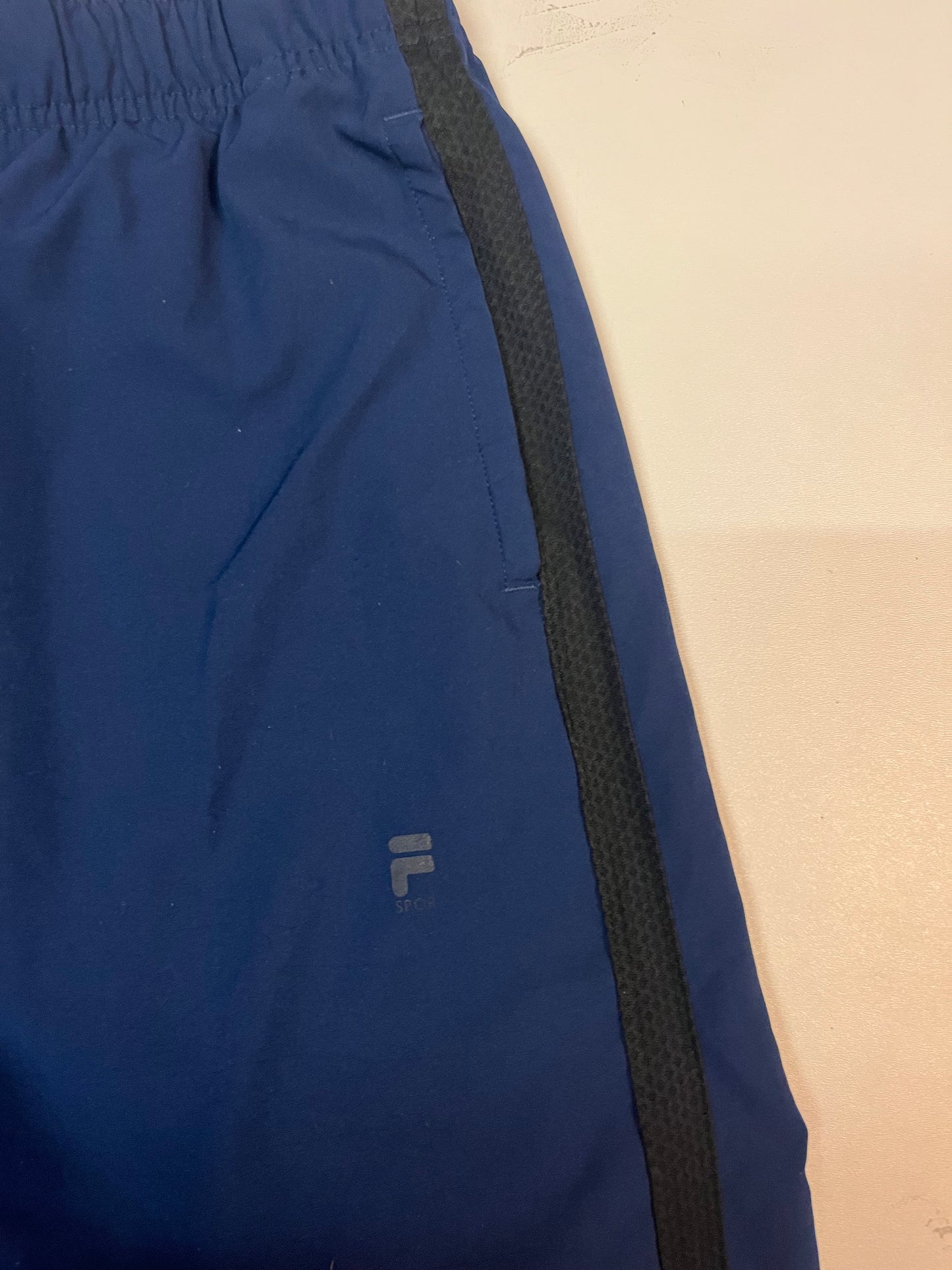 Entdecke unsere Vintage Track Pants von Nike und anderen Marken, erhältlich bei Valuxery.de - Dein Shop für trendige Vintage - Kleidung. Unsere Track Pants sind aus hochwertigen Materialien und