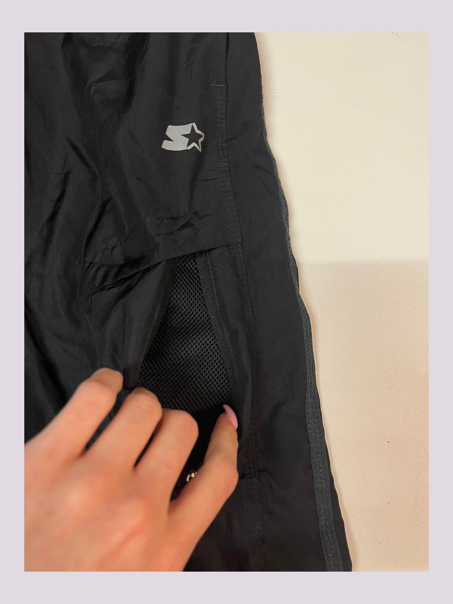 Entdecke unsere Vintage Track Pants von Nike und anderen Marken, erhältlich bei Valuxery.de - Dein Shop für trendige Vintage - Kleidung. Unsere Track Pants sind aus hochwertigen Materialien und