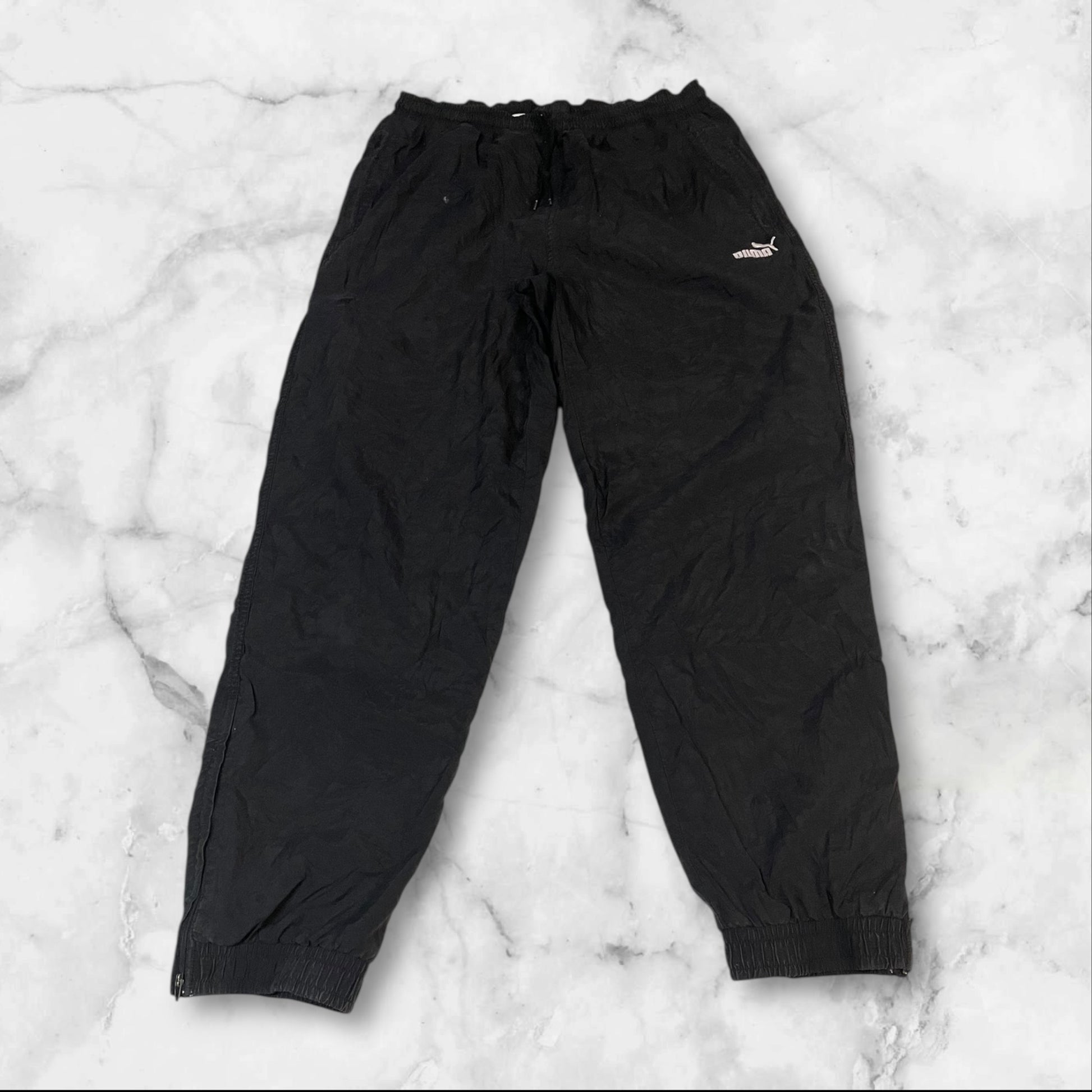 Entdecke unsere Vintage Track Pants von Nike und anderen Marken, erhältlich bei Valuxery.de - Dein Shop für trendige Vintage - Kleidung. Unsere Track Pants sind aus hochwertigen Materialien und