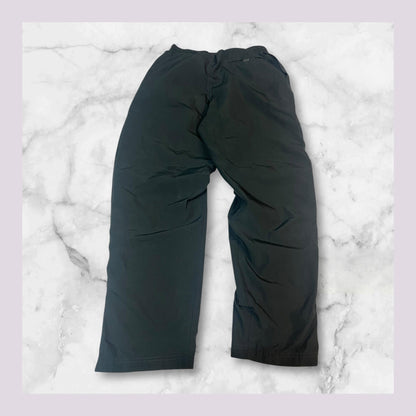 Entdecke unsere Vintage Track Pants von Nike und anderen Marken, erhältlich bei Valuxery.de - Dein Shop für trendige Vintage - Kleidung. Unsere Track Pants sind aus hochwertigen Materialien und
