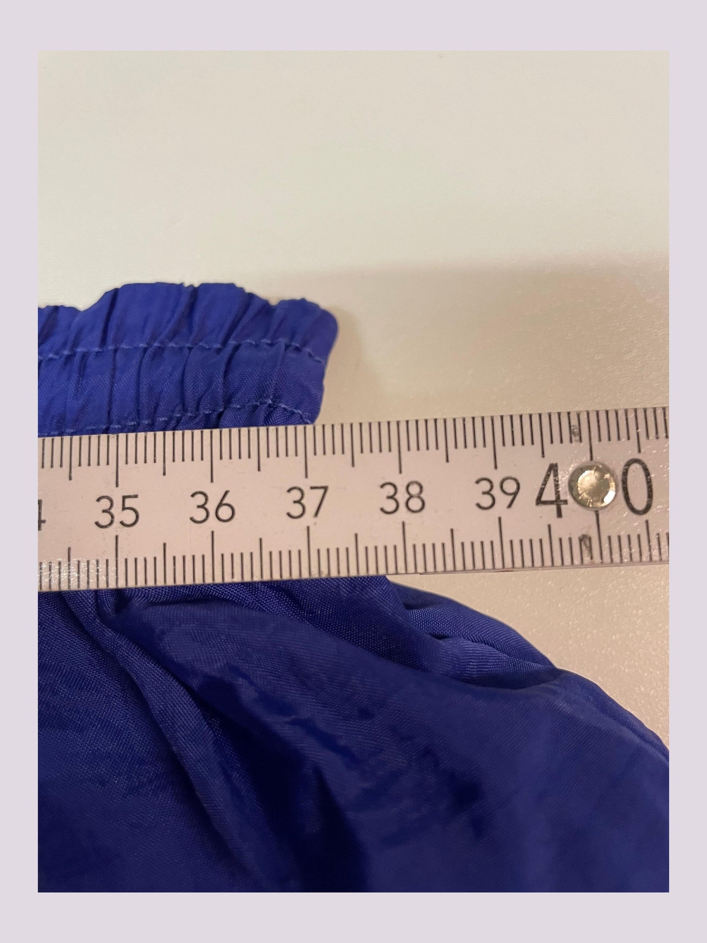 Entdecke unsere Vintage Track Pants von Nike und anderen Marken, erhältlich bei Valuxery.de - Dein Shop für trendige Vintage - Kleidung. Unsere Track Pants sind aus hochwertigen Materialien und