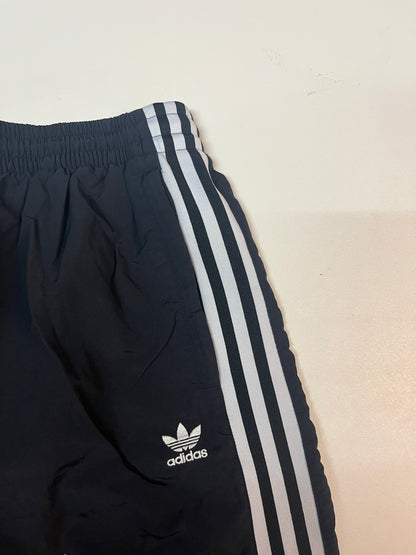 Entdecke unsere Vintage Track Pants von Nike und anderen Marken, erhältlich bei Valuxery.de - Dein Shop für trendige Vintage - Kleidung. Unsere Track Pants sind aus hochwertigen Materialien und