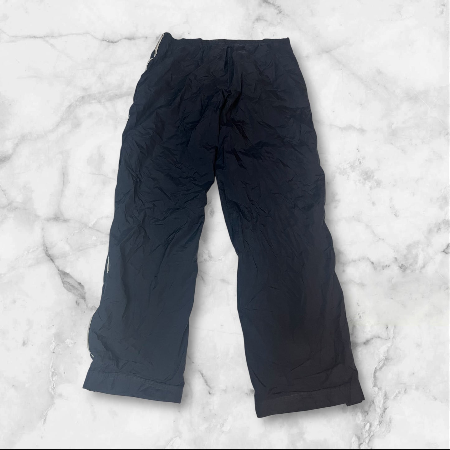 Entdecke unsere Vintage Track Pants von Nike und anderen Marken, erhältlich bei Valuxery.de - Dein Shop für trendige Vintage - Kleidung. Unsere Track Pants sind aus hochwertigen Materialien und