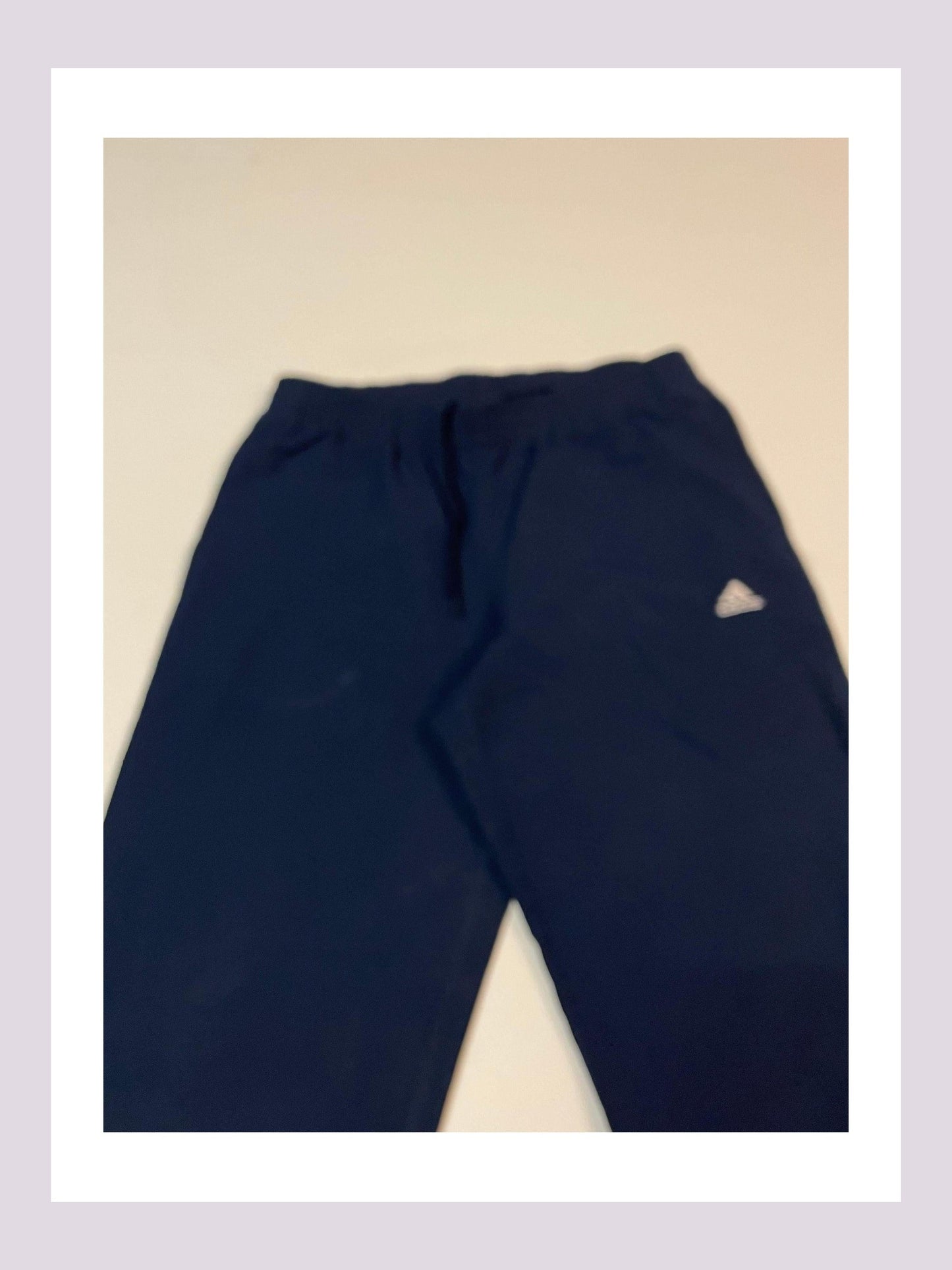Entdecke unsere Vintage Track Pants von Nike und anderen Marken, erhältlich bei Valuxery.de - Dein Shop für trendige Vintage - Kleidung. Unsere Track Pants sind aus hochwertigen Materialien und