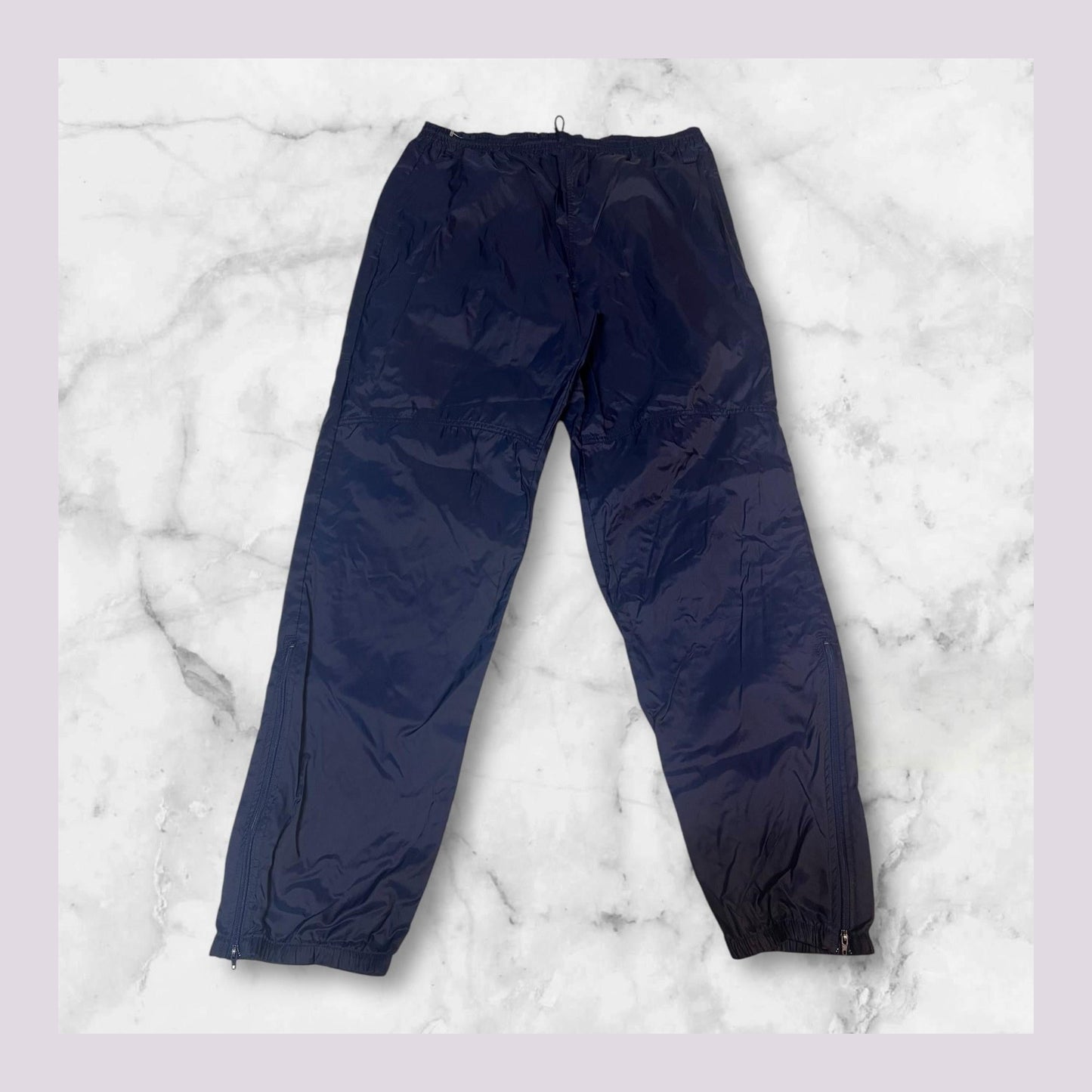 Entdecke unsere Vintage Track Pants von Nike und anderen Marken, erhältlich bei Valuxery.de - Dein Shop für trendige Vintage - Kleidung. Unsere Track Pants sind aus hochwertigen Materialien und