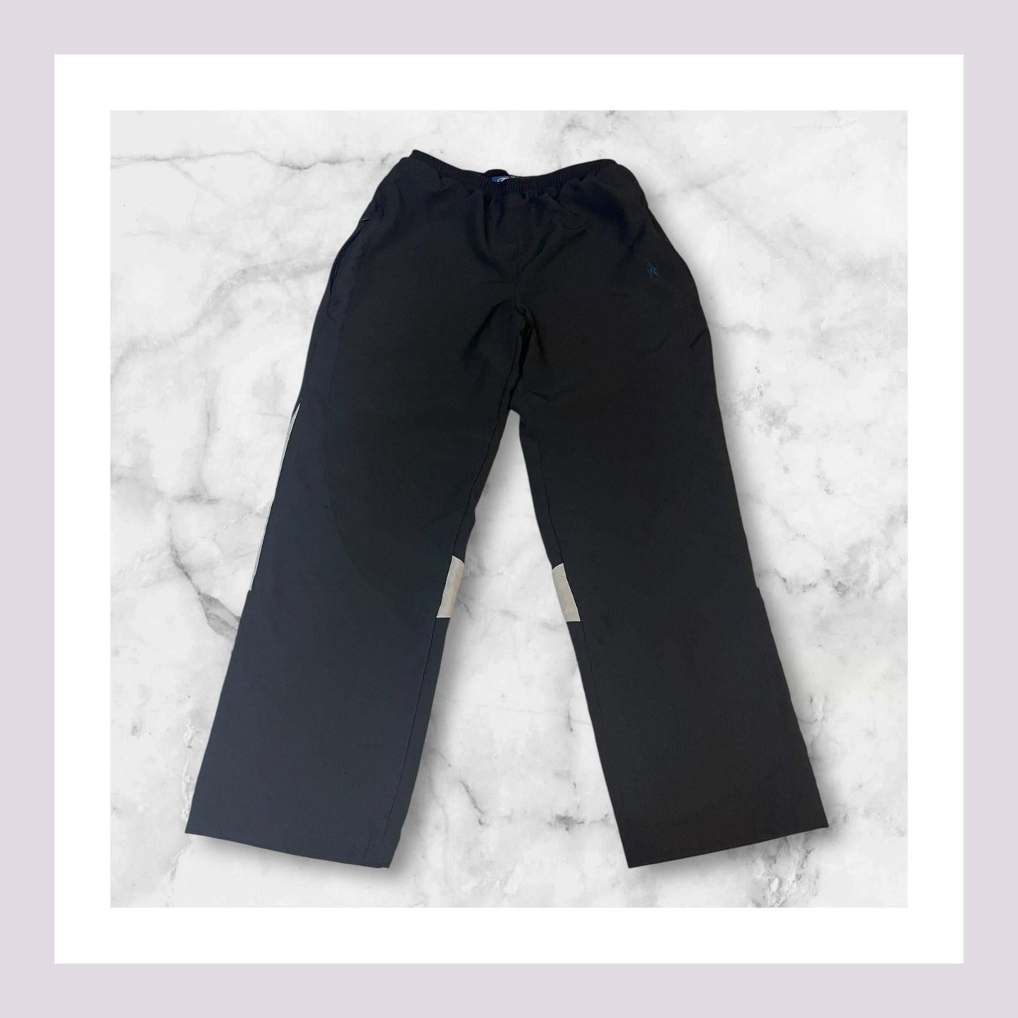 Entdecke unsere Vintage Track Pants von Nike und anderen Marken, erhältlich bei Valuxery.de - Dein Shop für trendige Vintage - Kleidung. Unsere Track Pants sind aus hochwertigen Materialien und