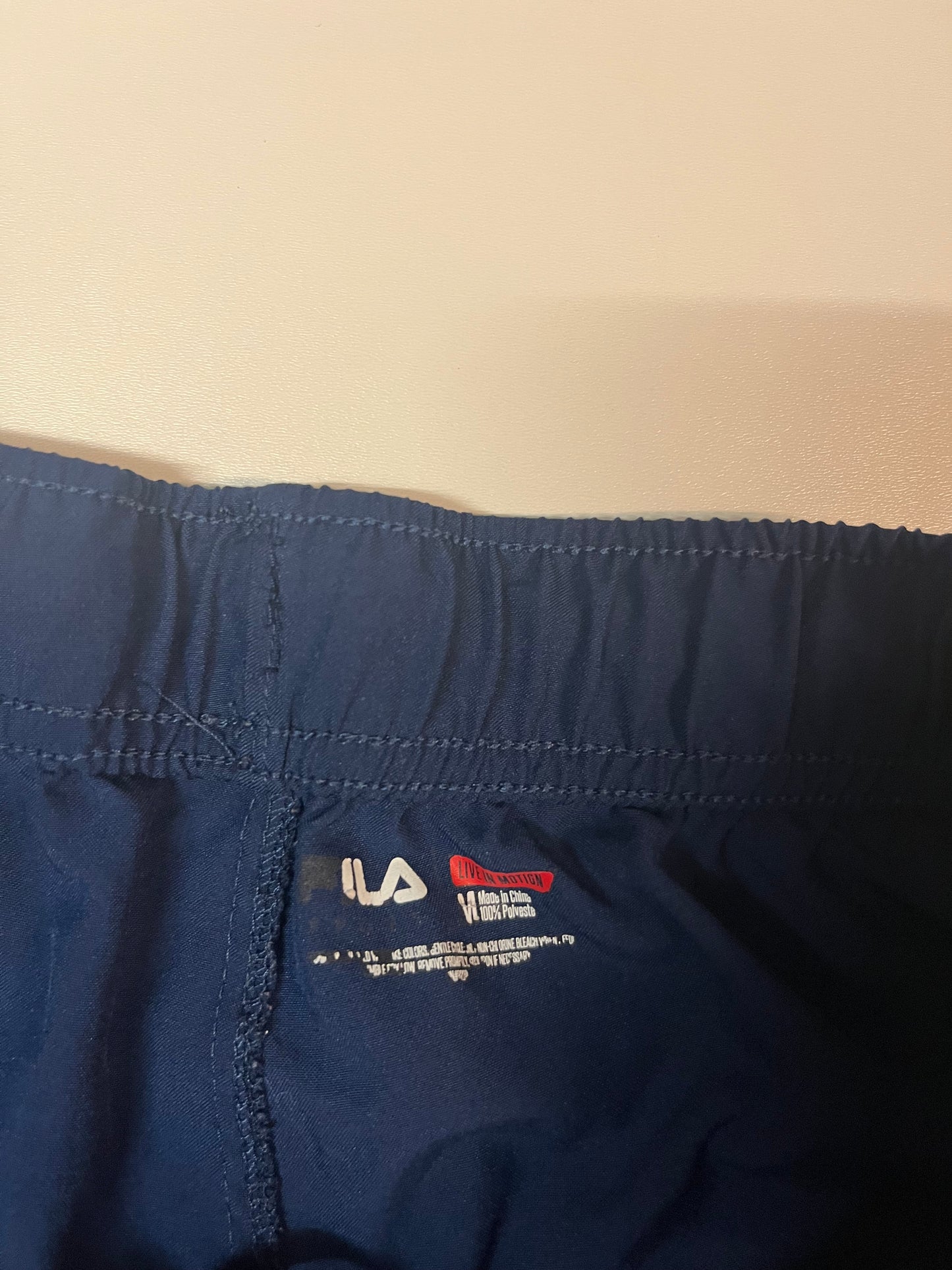 Entdecke unsere Vintage Track Pants von Nike und anderen Marken, erhältlich bei Valuxery.de - Dein Shop für trendige Vintage - Kleidung. Unsere Track Pants sind aus hochwertigen Materialien und
