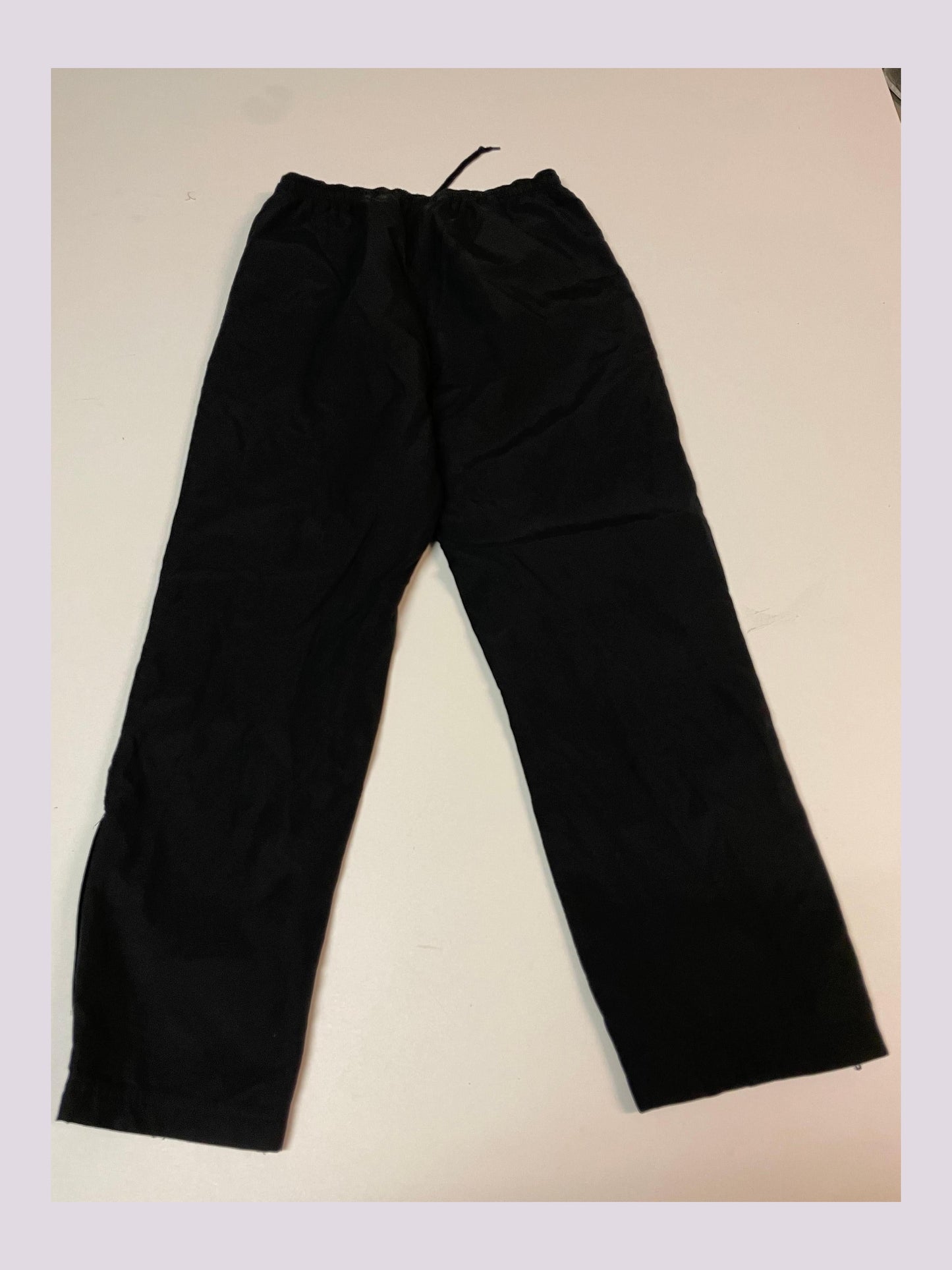 Entdecke unsere Vintage Track Pants von Nike und anderen Marken, erhältlich bei Valuxery.de - Dein Shop für trendige Vintage - Kleidung. Unsere Track Pants sind aus hochwertigen Materialien und