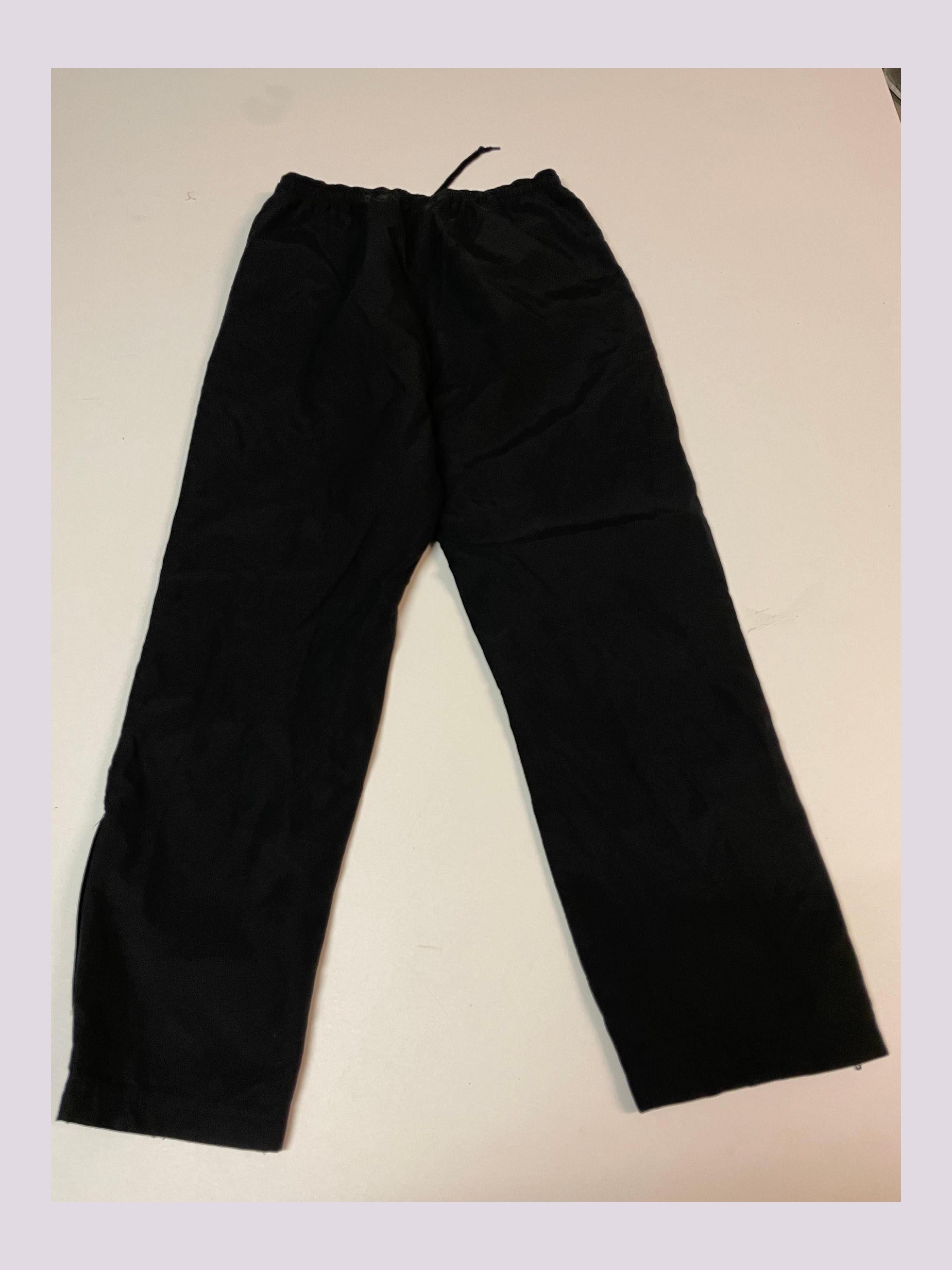 Entdecke unsere Vintage Track Pants von Nike und anderen Marken, erhältlich bei Valuxery.de - Dein Shop für trendige Vintage - Kleidung. Unsere Track Pants sind aus hochwertigen Materialien und