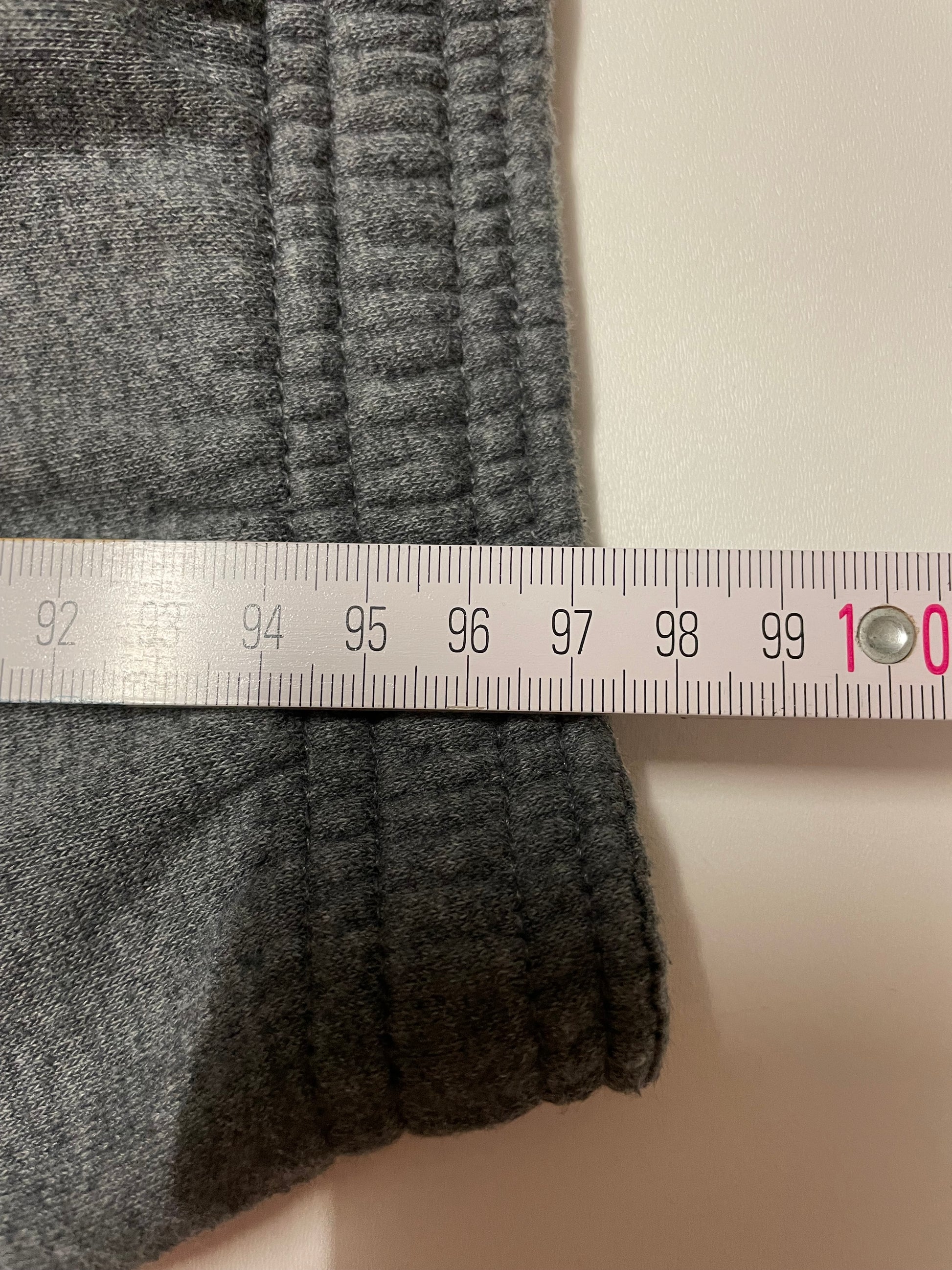 Entdecke unsere Vintage Track Pants von Nike und anderen Marken, erhältlich bei Valuxery.de - Dein Shop für trendige Vintage - Kleidung. Unsere Track Pants sind aus hochwertigen Materialien und