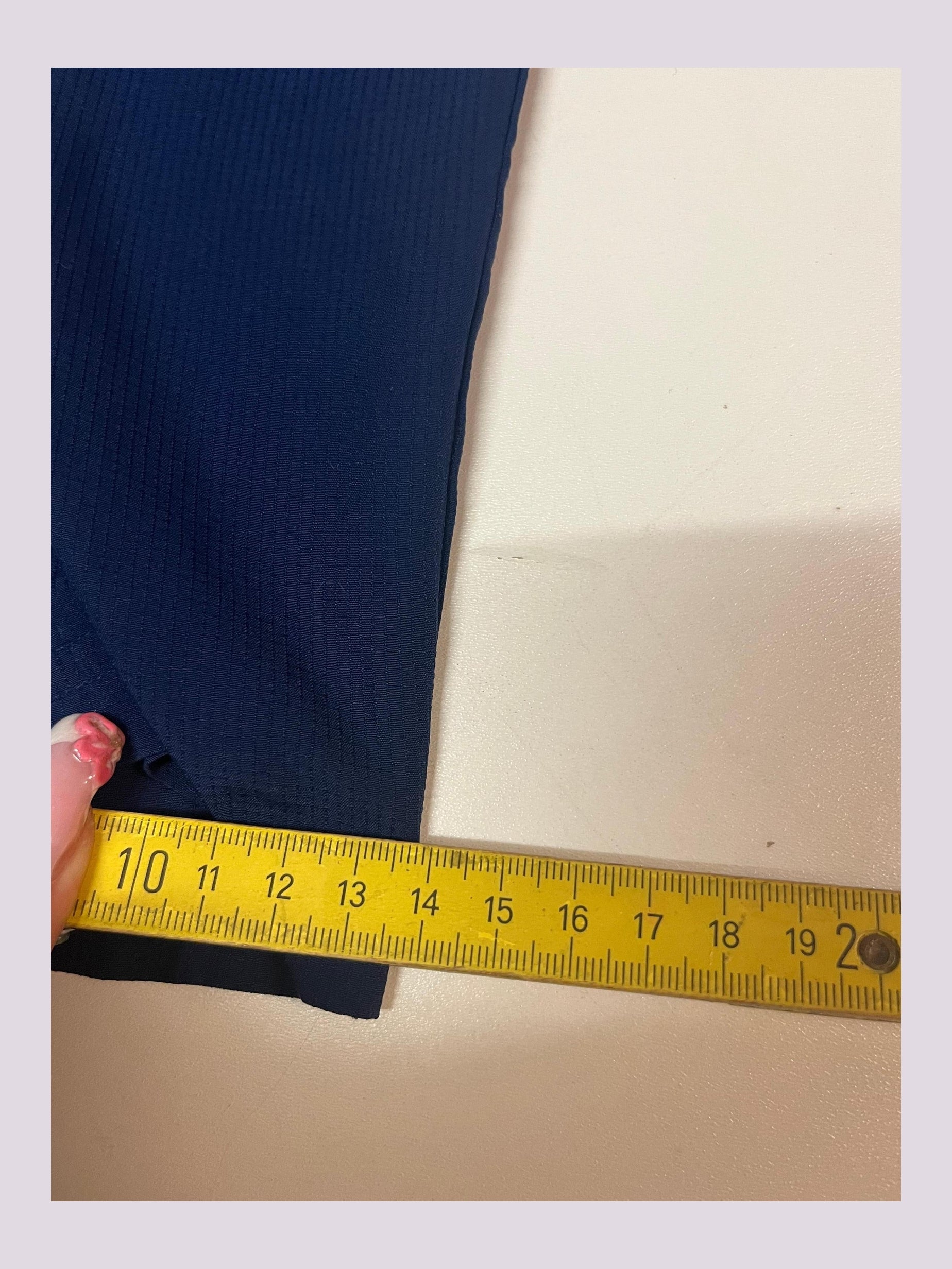 Entdecke unsere Vintage Track Pants von Nike und anderen Marken, erhältlich bei Valuxery.de - Dein Shop für trendige Vintage - Kleidung. Unsere Track Pants sind aus hochwertigen Materialien und