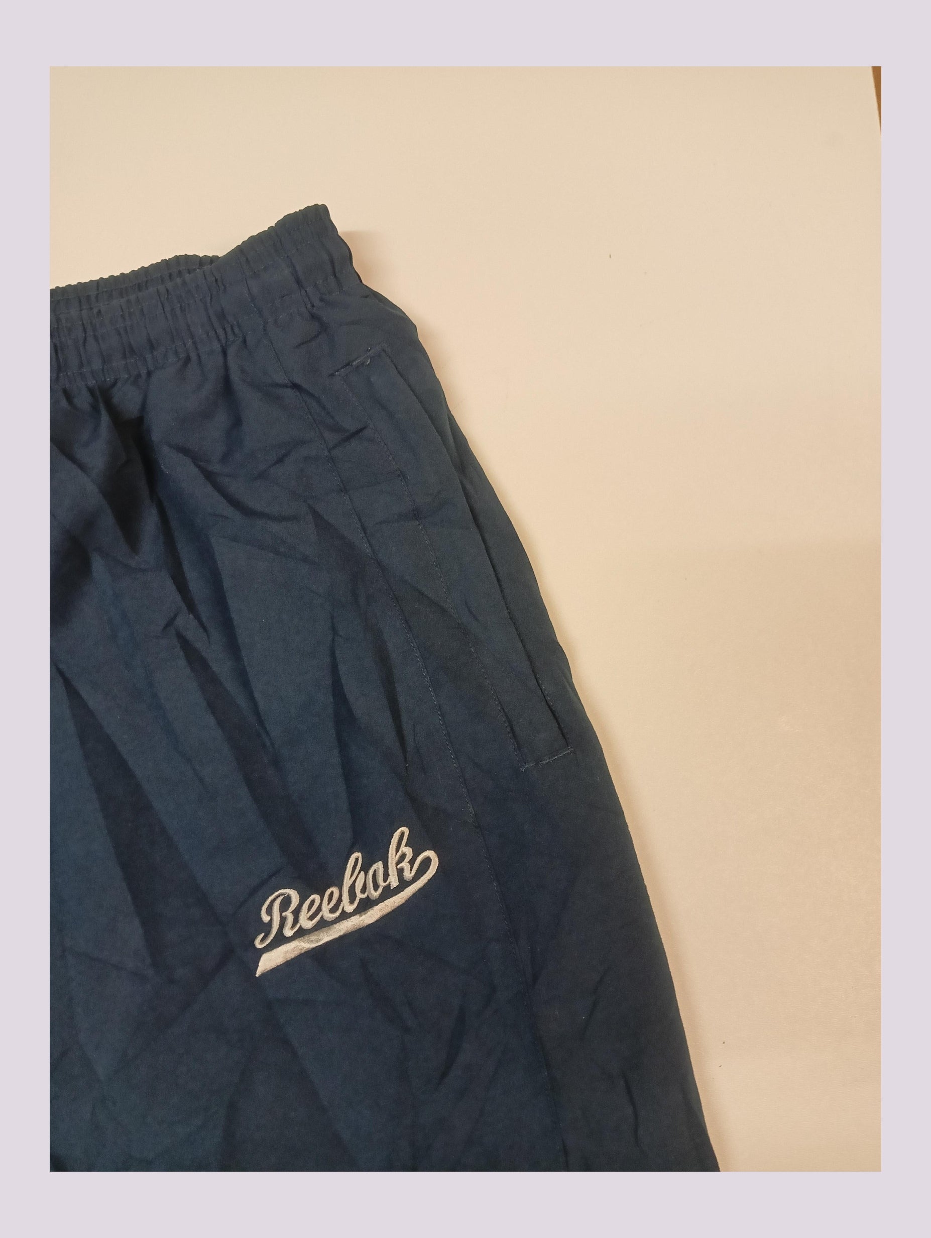 Entdecke unsere Vintage Track Pants von Nike und anderen Marken, erhältlich bei Valuxery.de - Dein Shop für trendige Vintage - Kleidung. Unsere Track Pants sind aus hochwertigen Materialien und