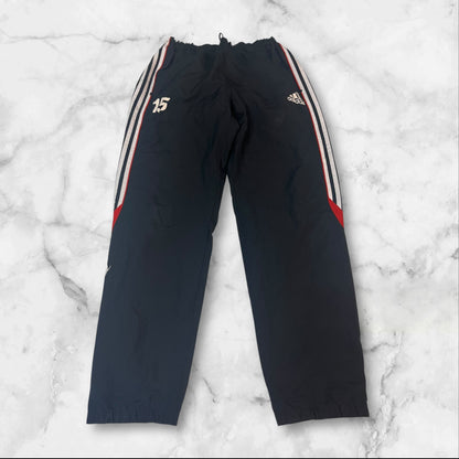 Entdecke unsere Vintage Track Pants von Nike und anderen Marken, erhältlich bei Valuxery.de - Dein Shop für trendige Vintage - Kleidung. Unsere Track Pants sind aus hochwertigen Materialien und