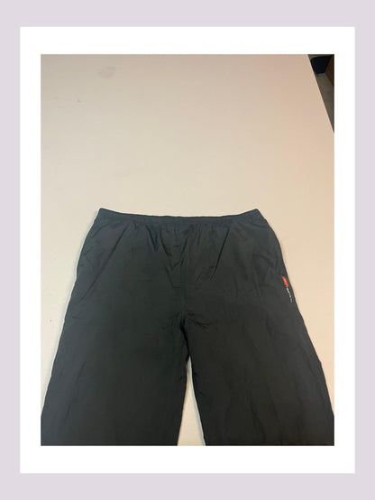 Entdecke unsere Vintage Track Pants von Nike und anderen Marken, erhältlich bei Valuxery.de - Dein Shop für trendige Vintage - Kleidung. Unsere Track Pants sind aus hochwertigen Materialien und