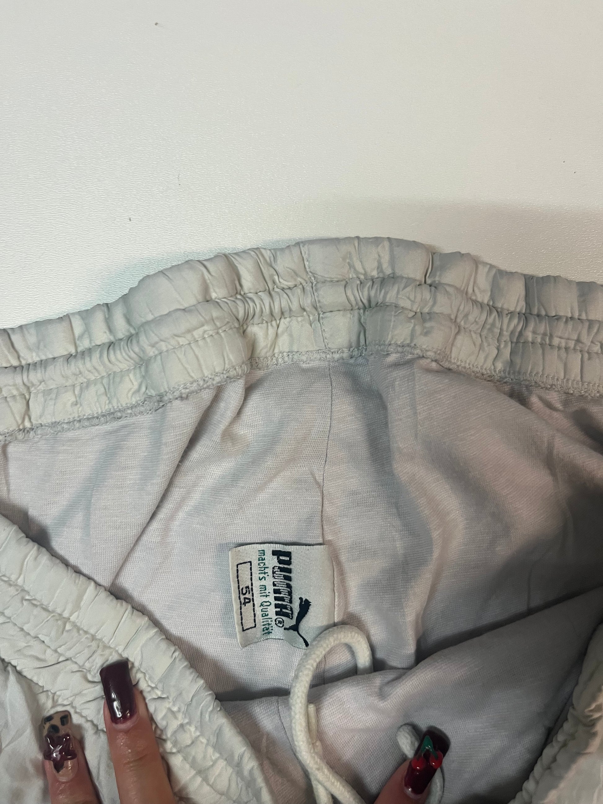 Entdecke unsere Vintage Track Pants von Nike und anderen Marken, erhältlich bei Valuxery.de - Dein Shop für trendige Vintage - Kleidung. Unsere Track Pants sind aus hochwertigen Materialien und