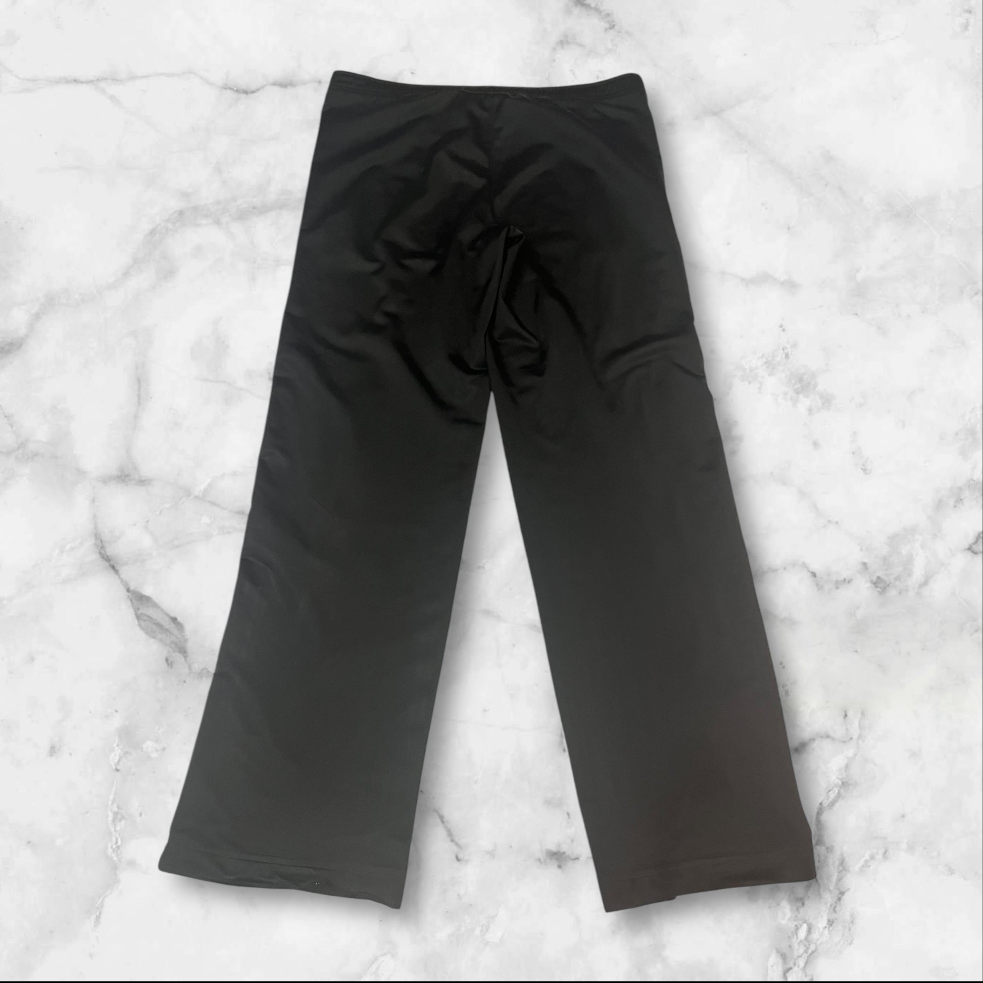 Entdecke unsere Vintage Track Pants von Nike und anderen Marken, erhältlich bei Valuxery.de - Dein Shop für trendige Vintage - Kleidung. Unsere Track Pants sind aus hochwertigen Materialien und