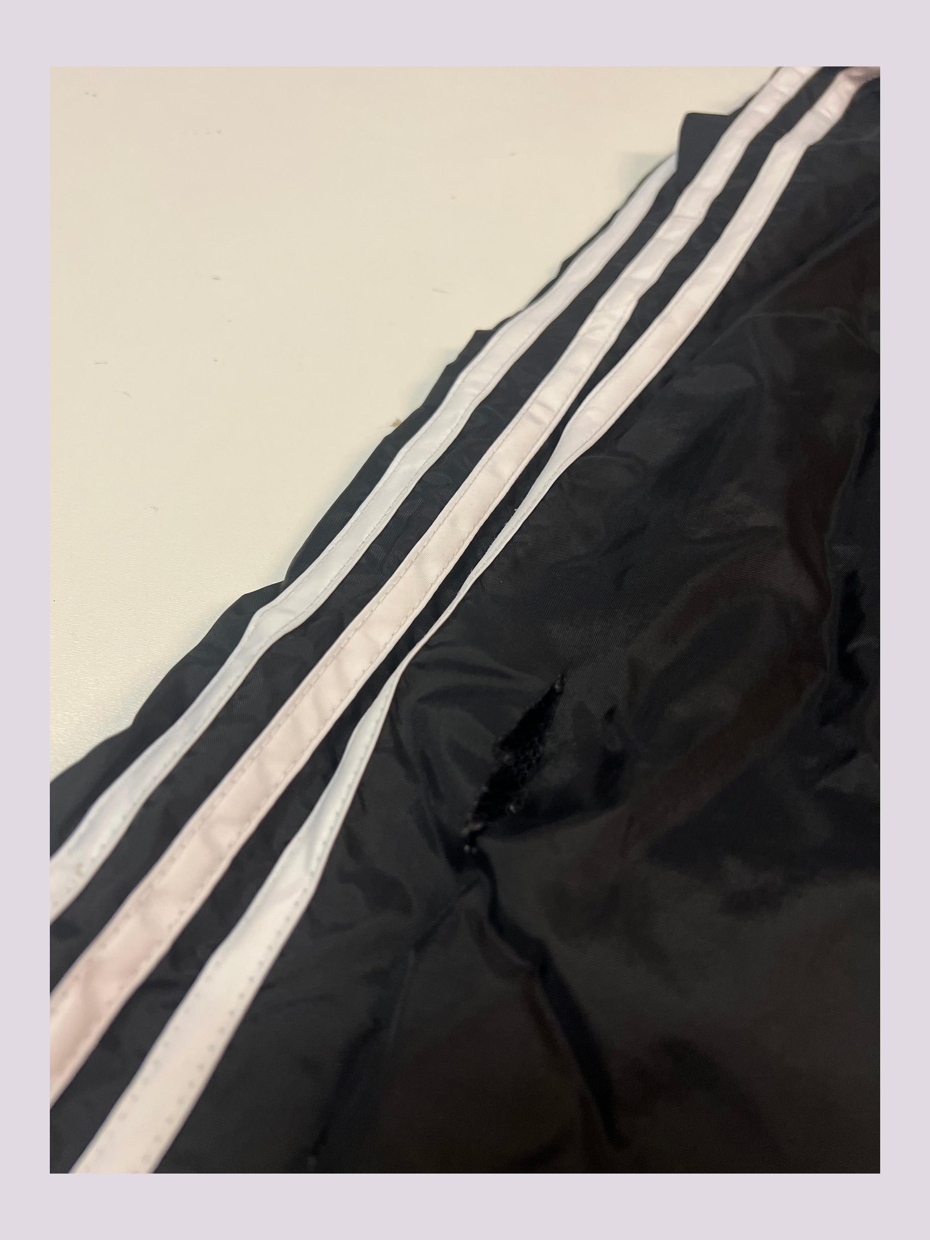 Entdecke unsere Vintage Track Pants von Nike und anderen Marken, erhältlich bei Valuxery.de - Dein Shop für trendige Vintage - Kleidung. Unsere Track Pants sind aus hochwertigen Materialien und