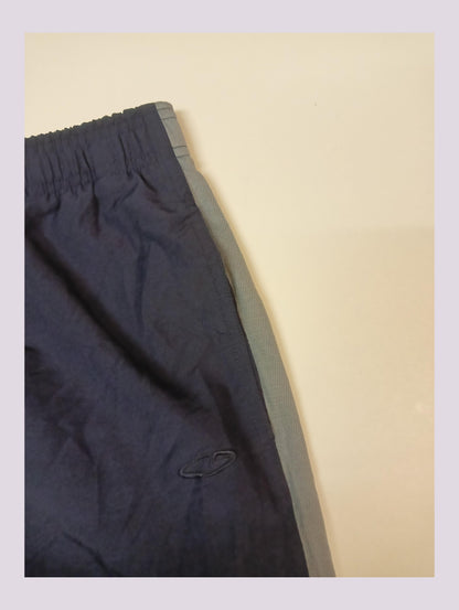 Entdecke unsere Vintage Track Pants von Nike und anderen Marken, erhältlich bei Valuxery.de - Dein Shop für trendige Vintage - Kleidung. Unsere Track Pants sind aus hochwertigen Materialien und