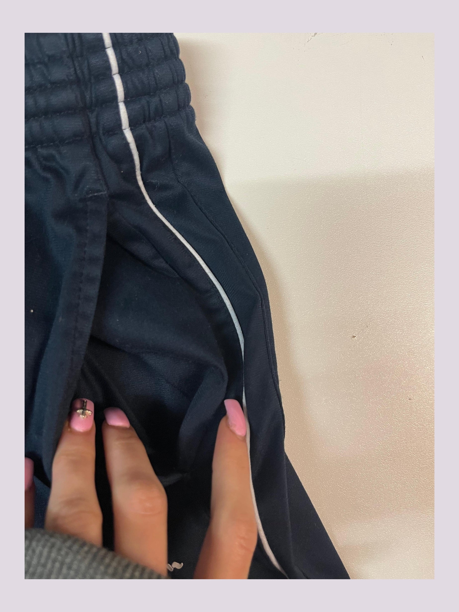 Entdecke unsere Vintage Track Pants von Nike und anderen Marken, erhältlich bei Valuxery.de - Dein Shop für trendige Vintage - Kleidung. Unsere Track Pants sind aus hochwertigen Materialien und