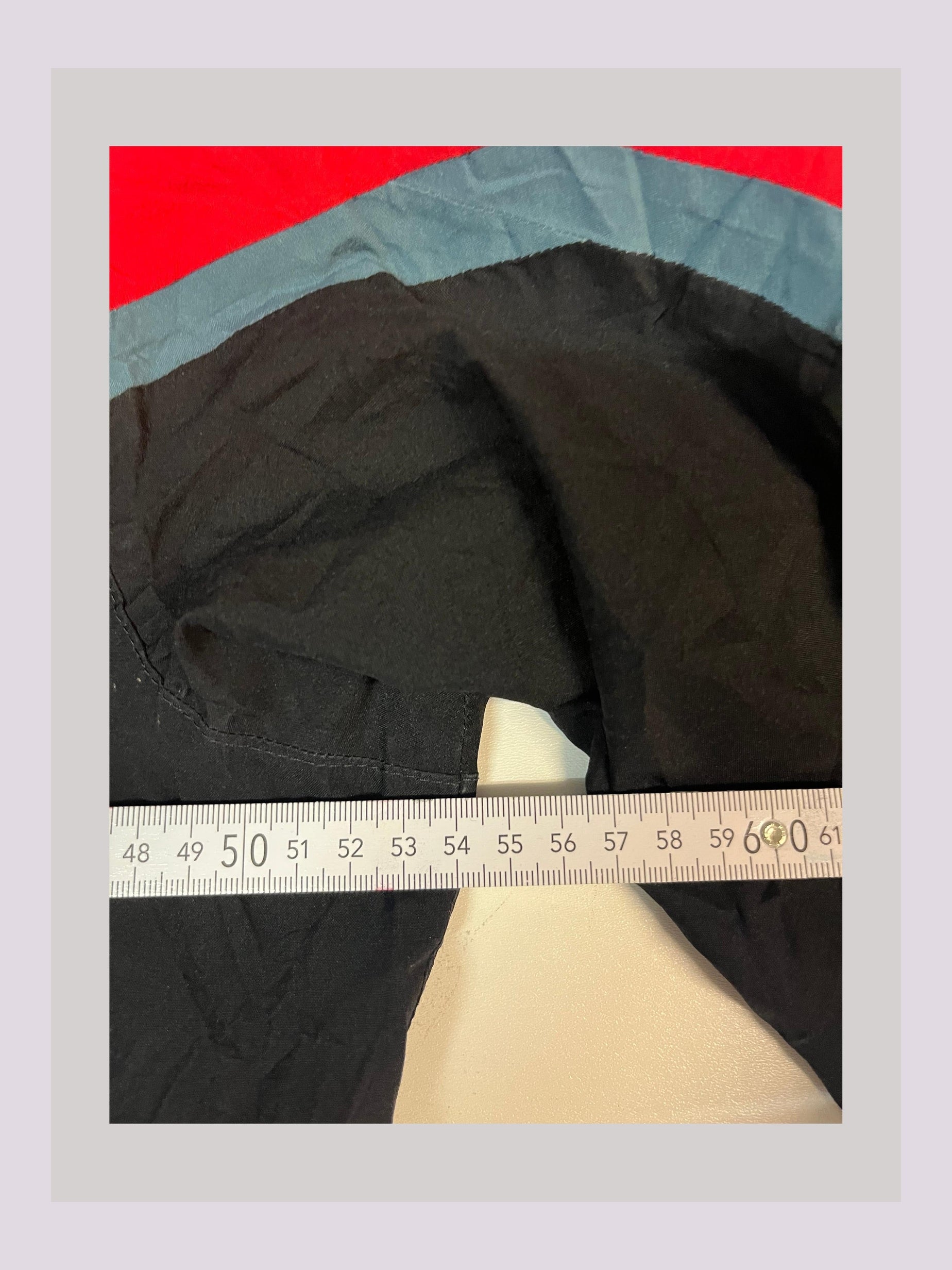 Entdecke unsere Vintage Track Pants von Nike und anderen Marken, erhältlich bei Valuxery.de - Dein Shop für trendige Vintage - Kleidung. Unsere Track Pants sind aus hochwertigen Materialien und