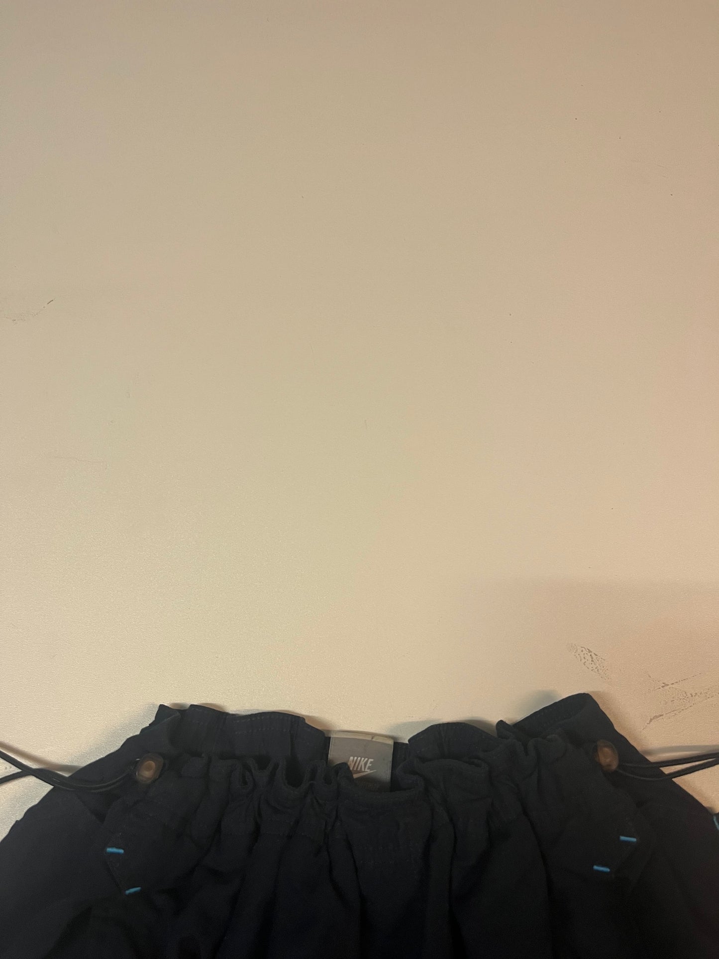 Entdecke unsere Vintage Track Pants von Nike und anderen Marken, erhältlich bei Valuxery.de - Dein Shop für trendige Vintage - Kleidung. Unsere Track Pants sind aus hochwertigen Materialien und