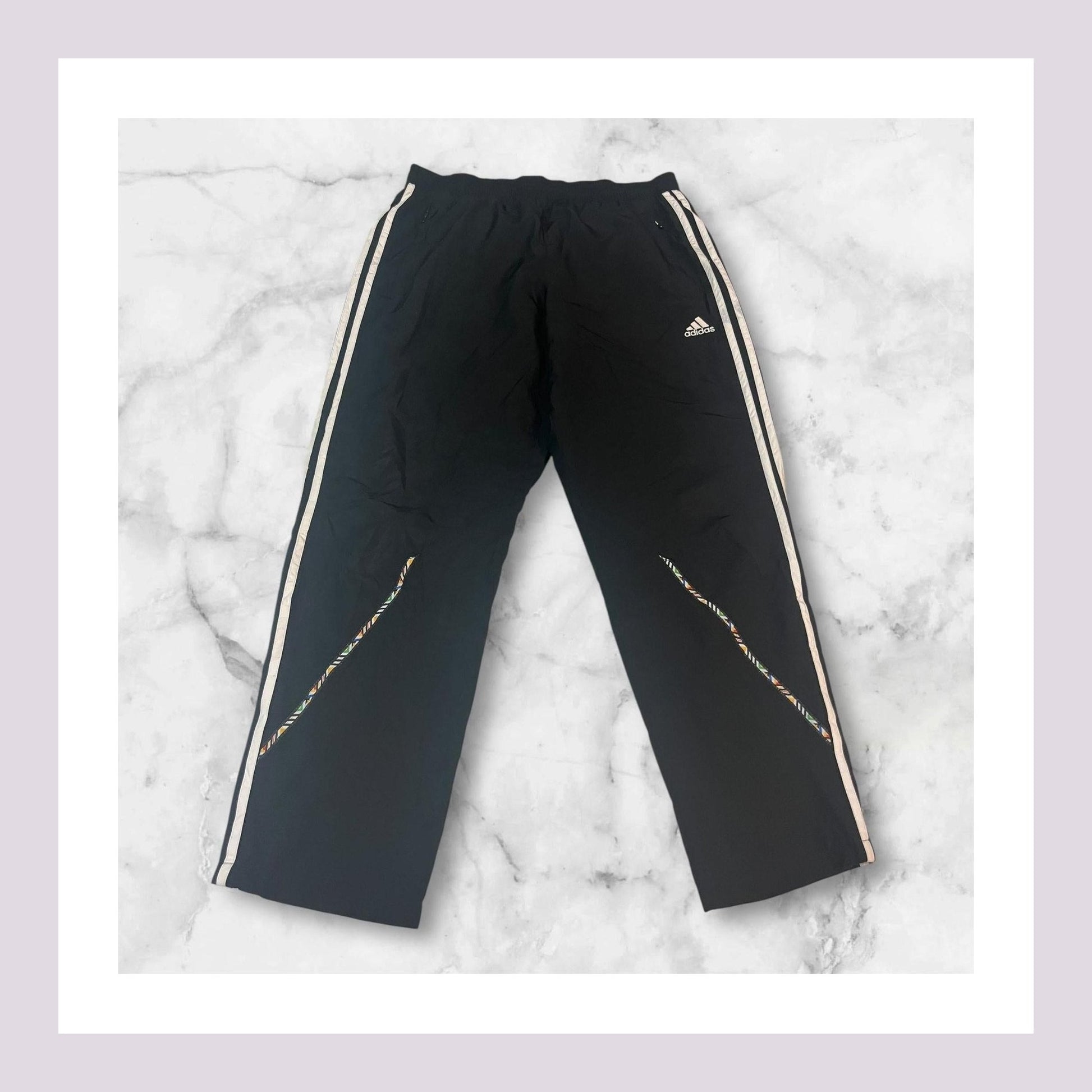 Entdecke unsere Vintage Track Pants von Nike und anderen Marken, erhältlich bei Valuxery.de - Dein Shop für trendige Vintage - Kleidung. Unsere Track Pants sind aus hochwertigen Materialien und