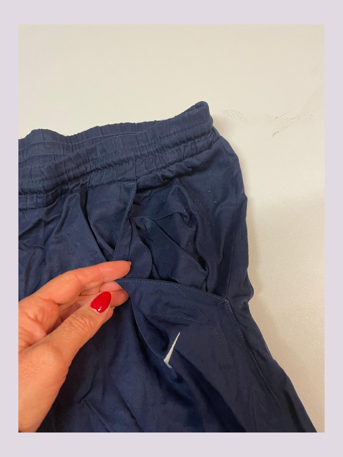 Entdecke unsere Vintage Track Pants von Nike und anderen Marken, erhältlich bei Valuxery.de - Dein Shop für trendige Vintage - Kleidung. Unsere Track Pants sind aus hochwertigen Materialien und